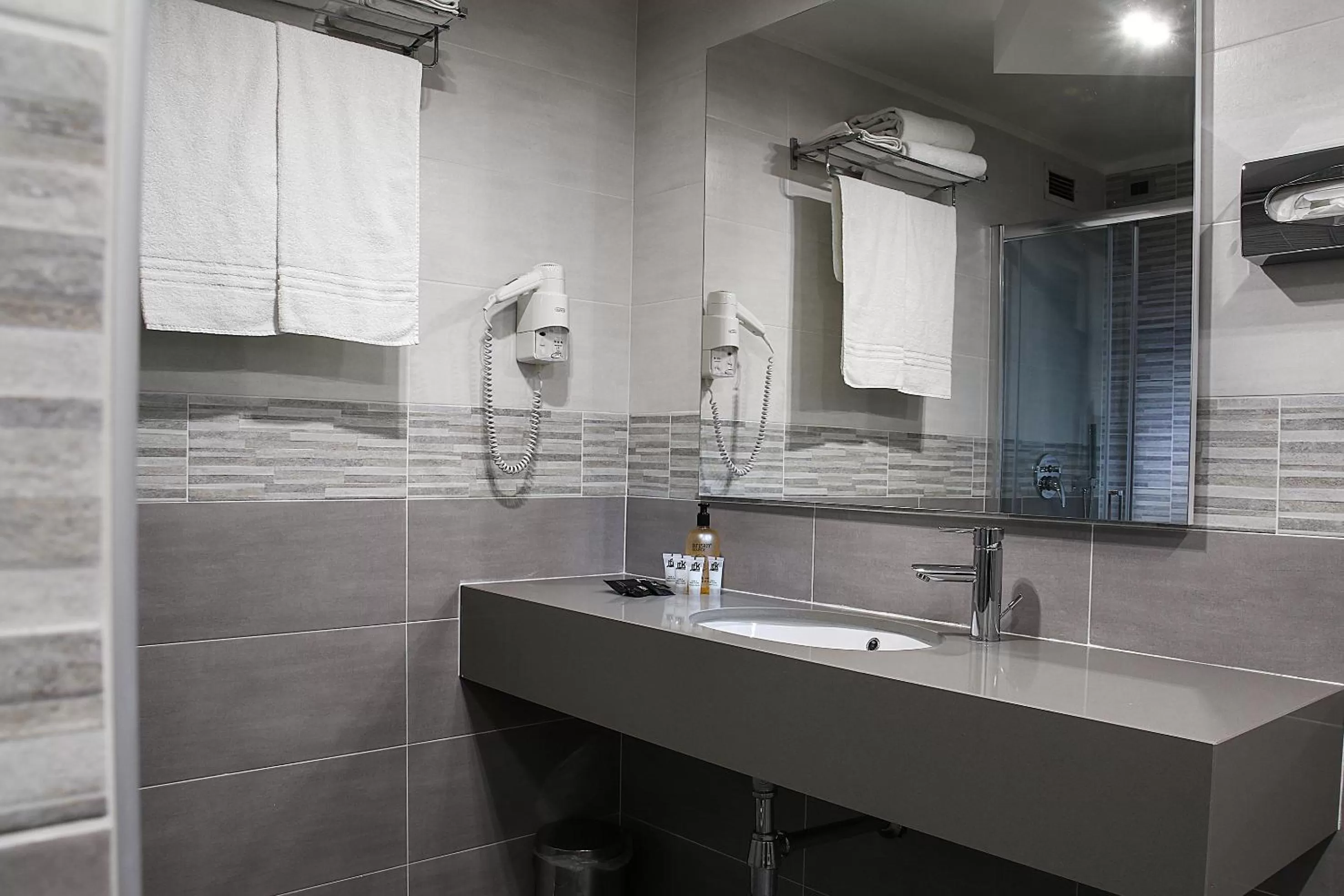 Bathroom in Best Western JFK Hotel