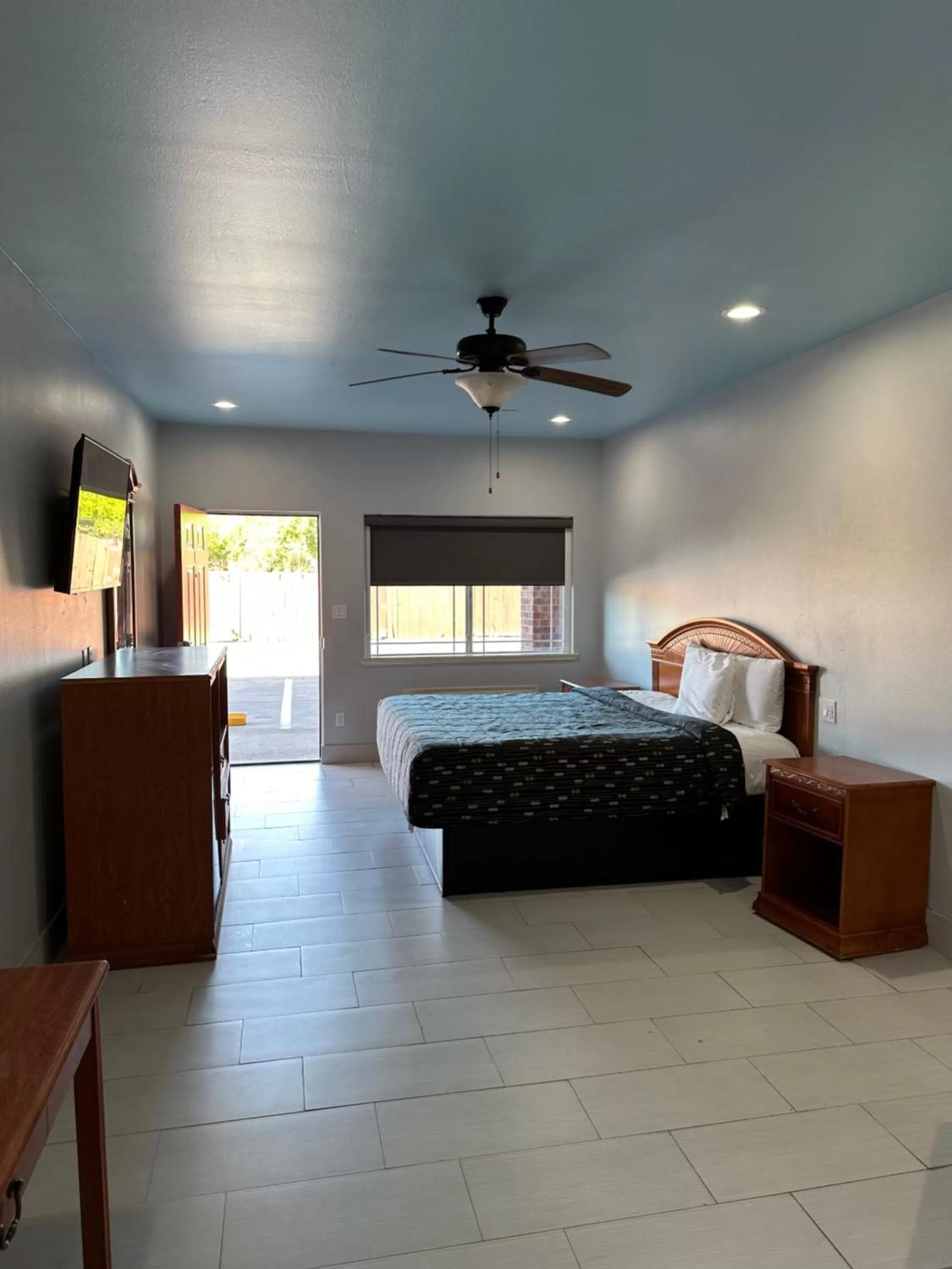 Photo of the whole room, Bed in La Copa Inn Alamo