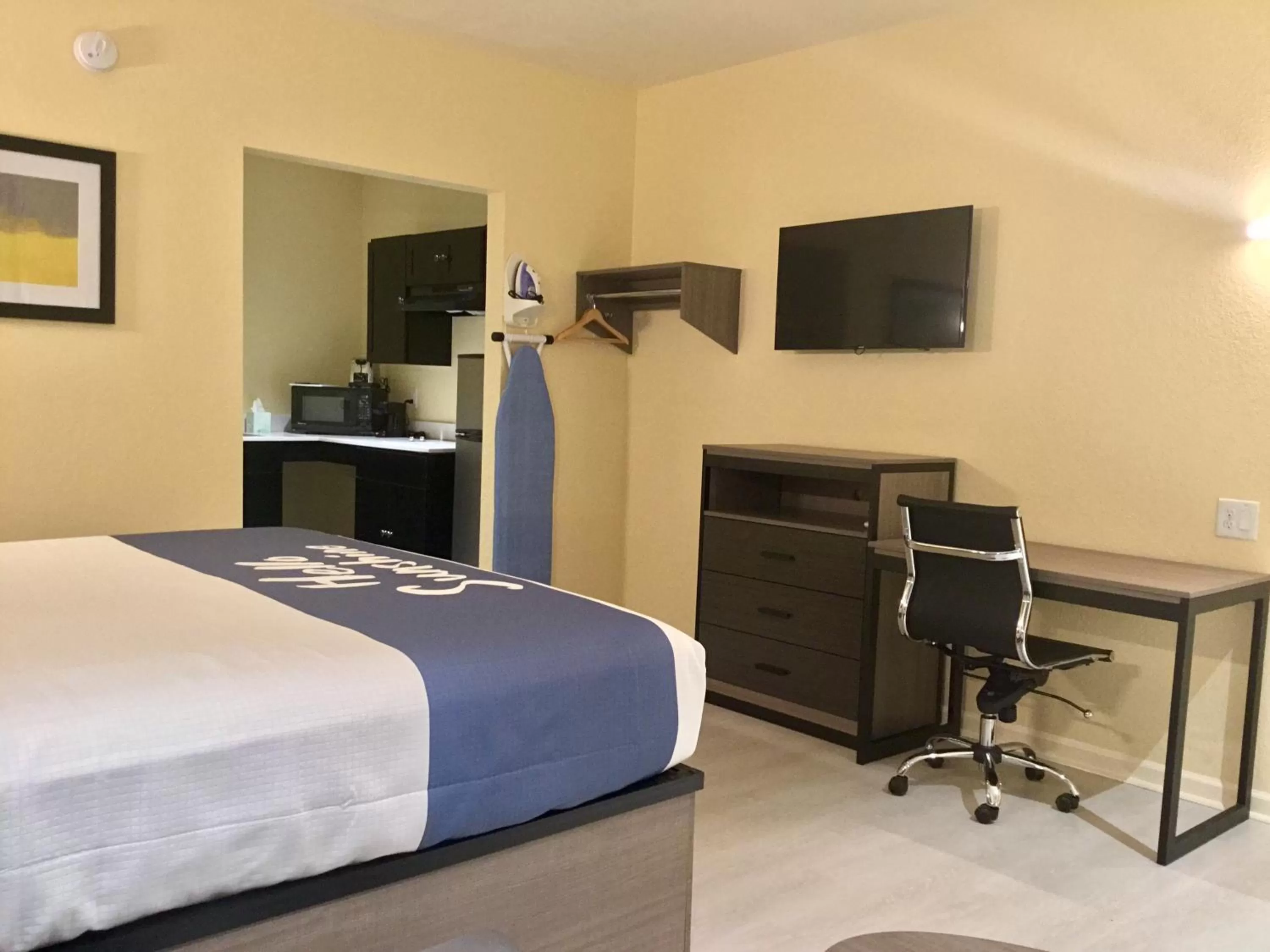 Photo of the whole room, Bed in Days Inn by Wyndham Freeport