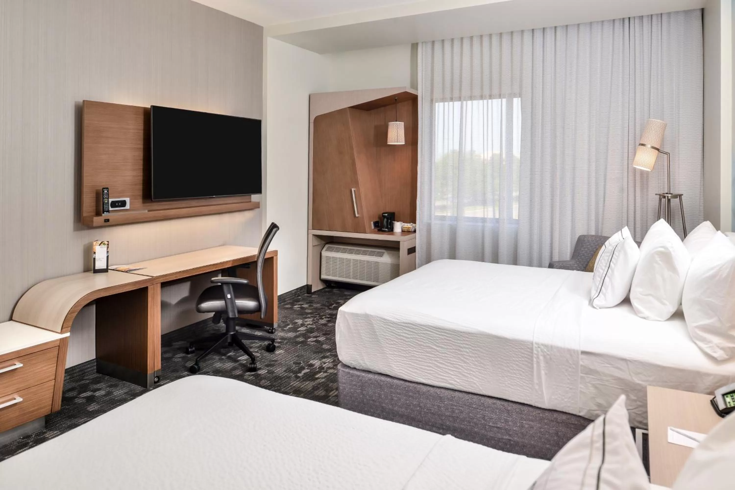 Photo of the whole room, Bed in Courtyard by Marriott Charlotte Northlake