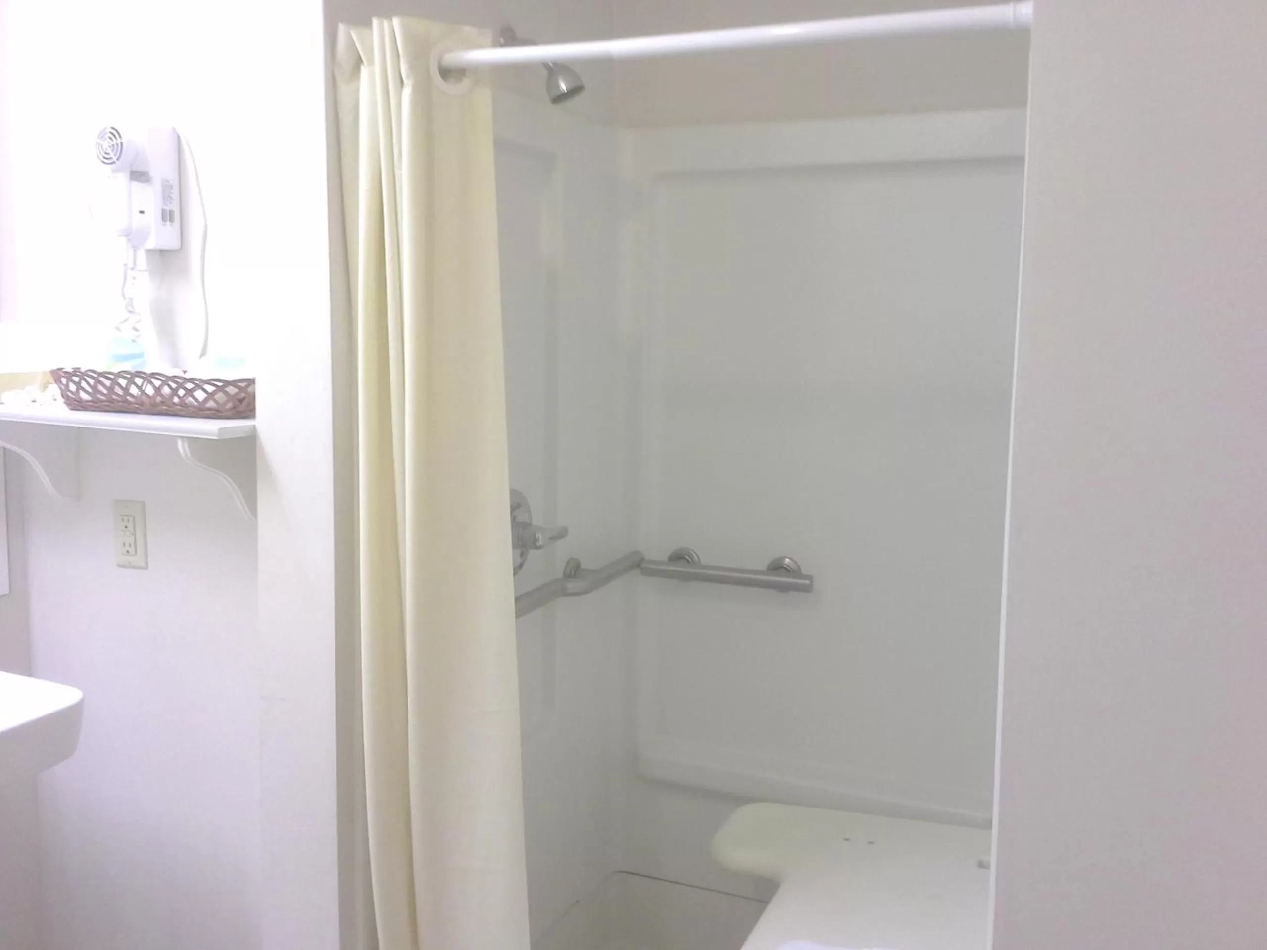 Shower in Quality Inn Hamilton