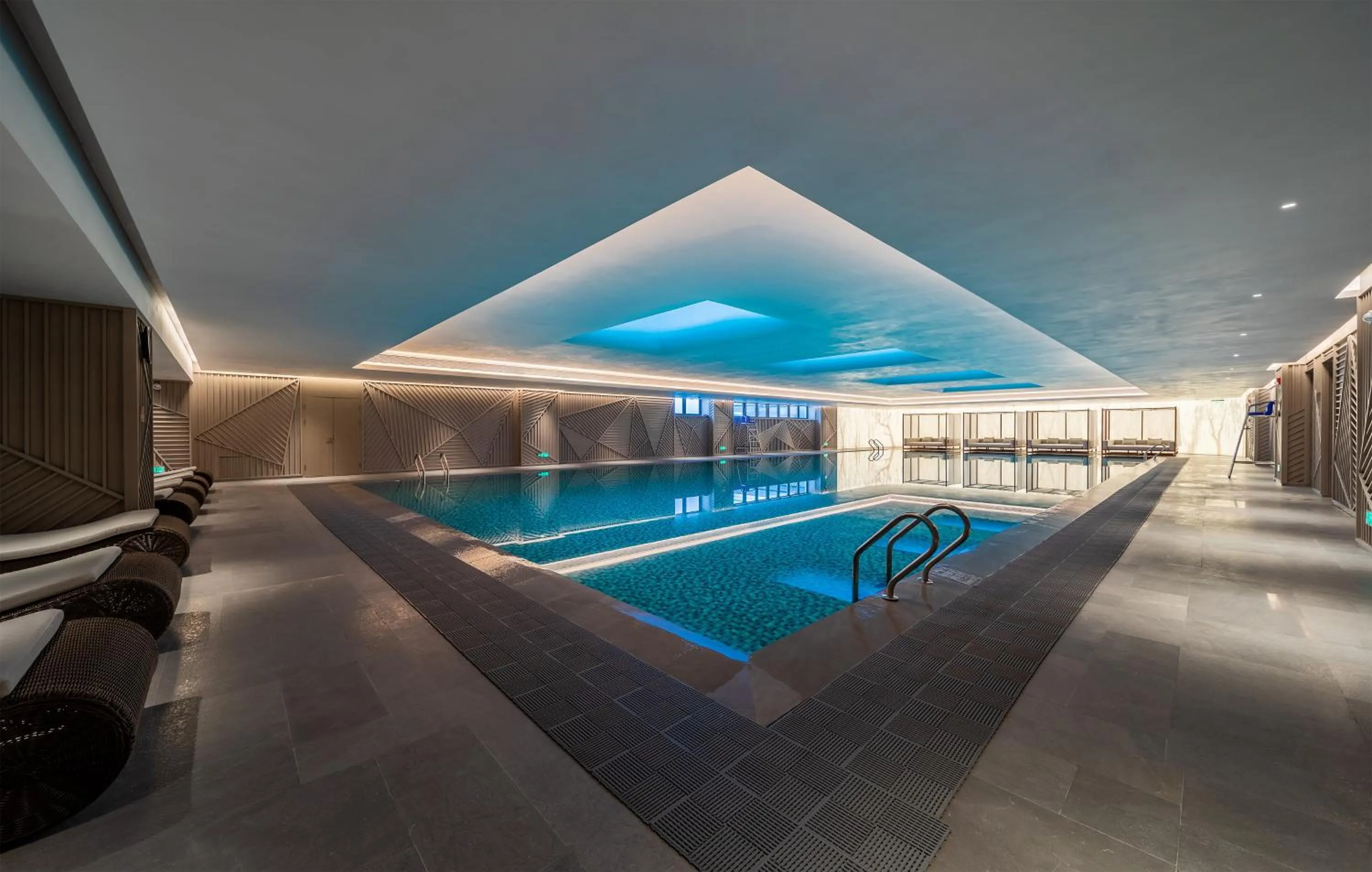 Swimming pool in HUALUXE Xi'an Chanba by IHG