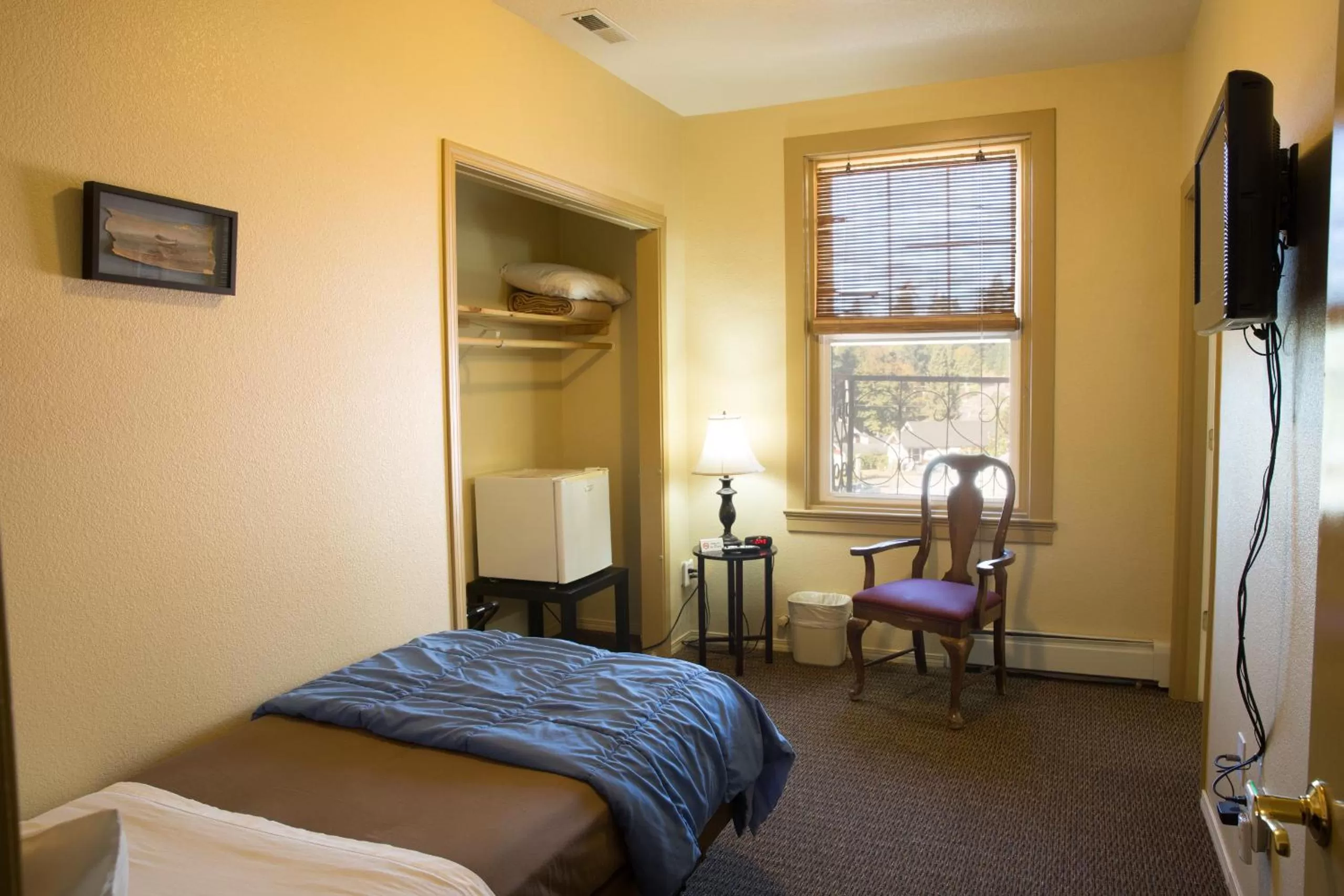 Photo of the whole room in Hotel Cathlamet