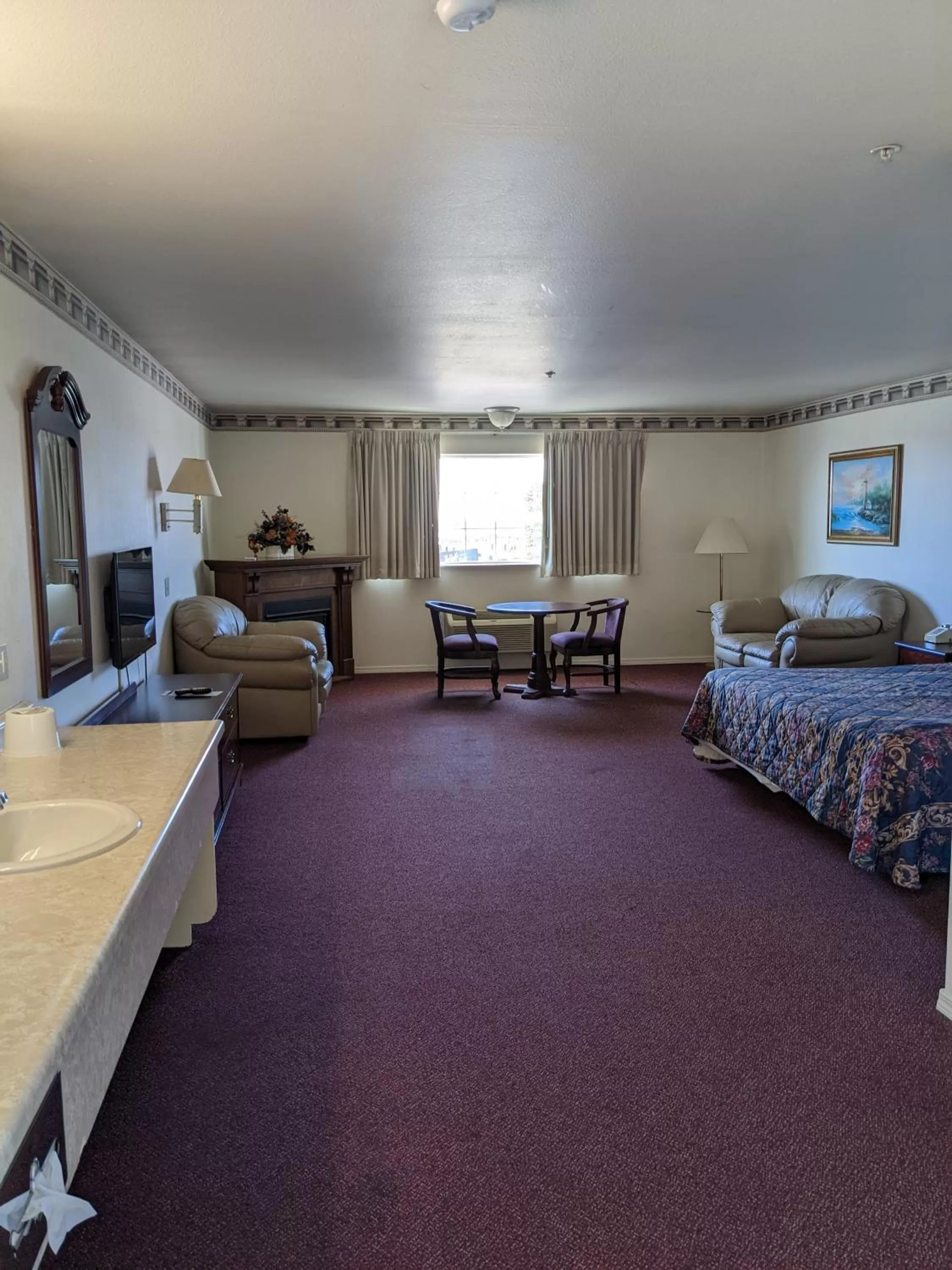 Photo of the whole room, Bed in Lighthouse Inn