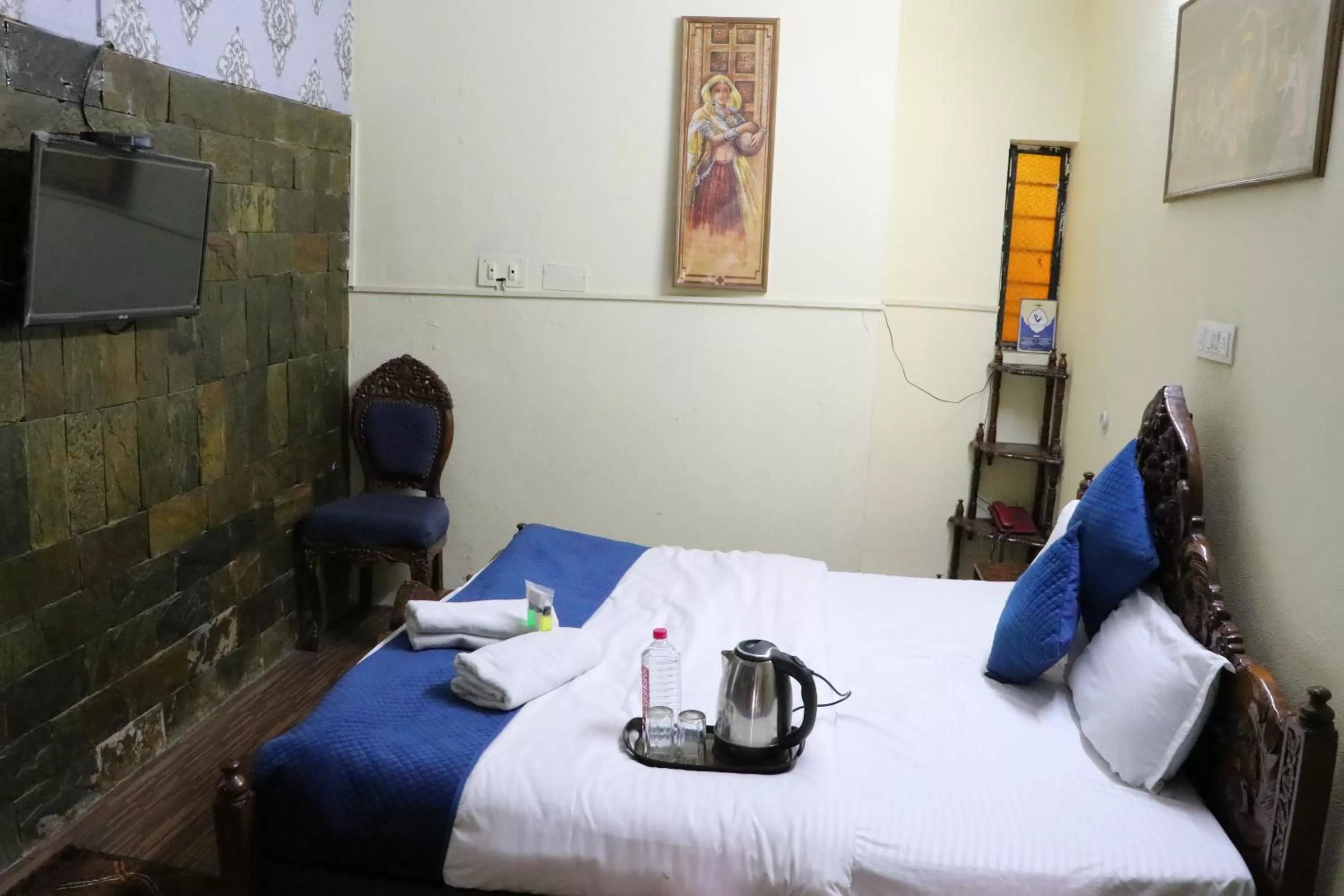 Bed in The Maurvi Inn