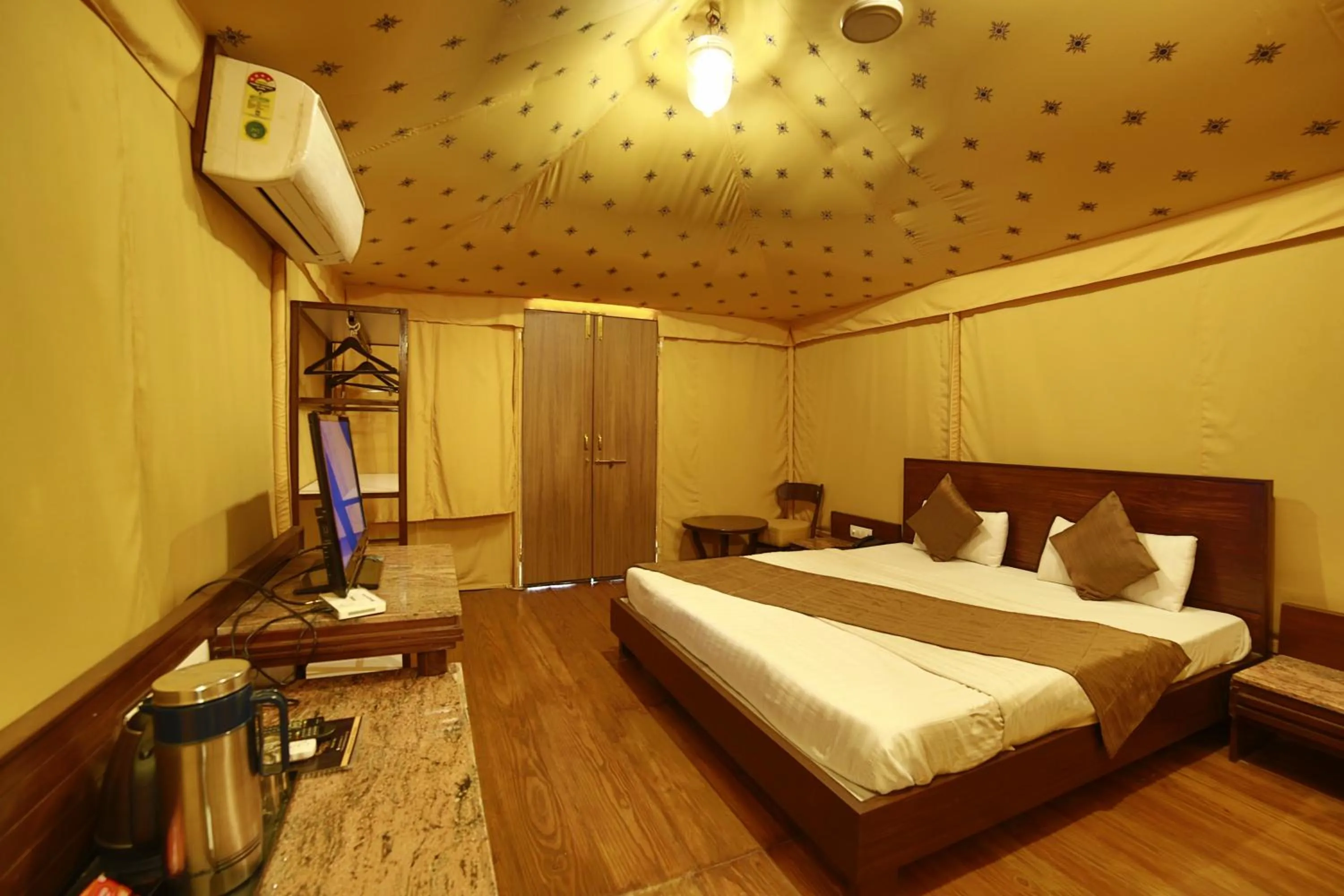 Communal lounge/ TV room, Bed in The Colonial Manek Manor By SAH