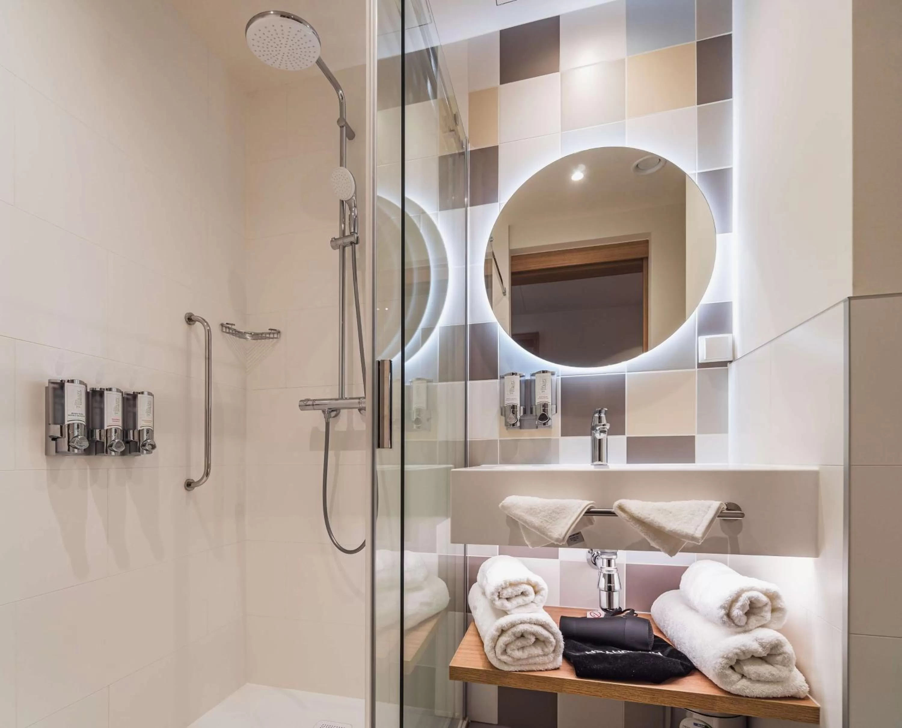 Shower in Hampton by Hilton Łódź City Center