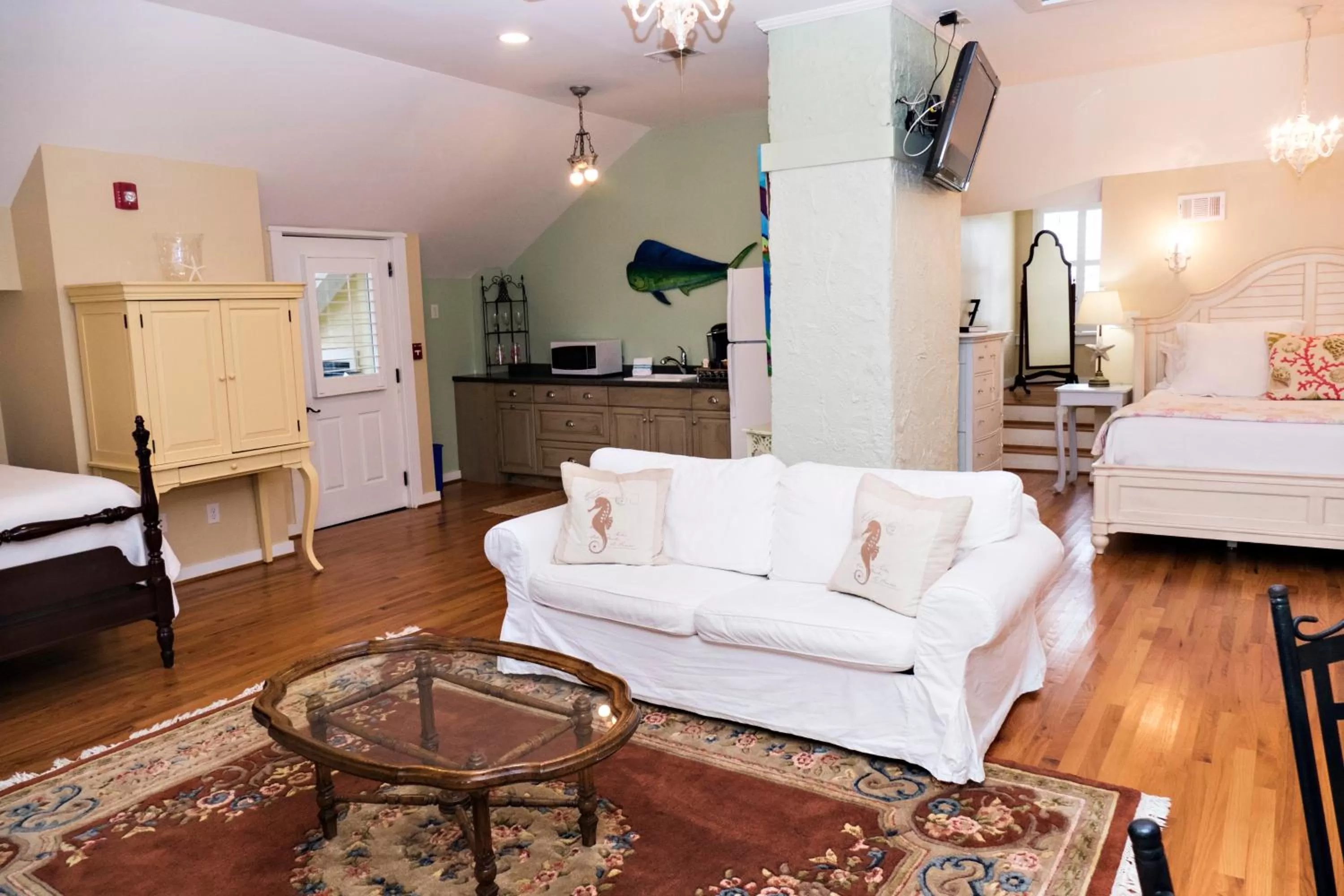 Living room, Bed in Beachview Inn and Spa