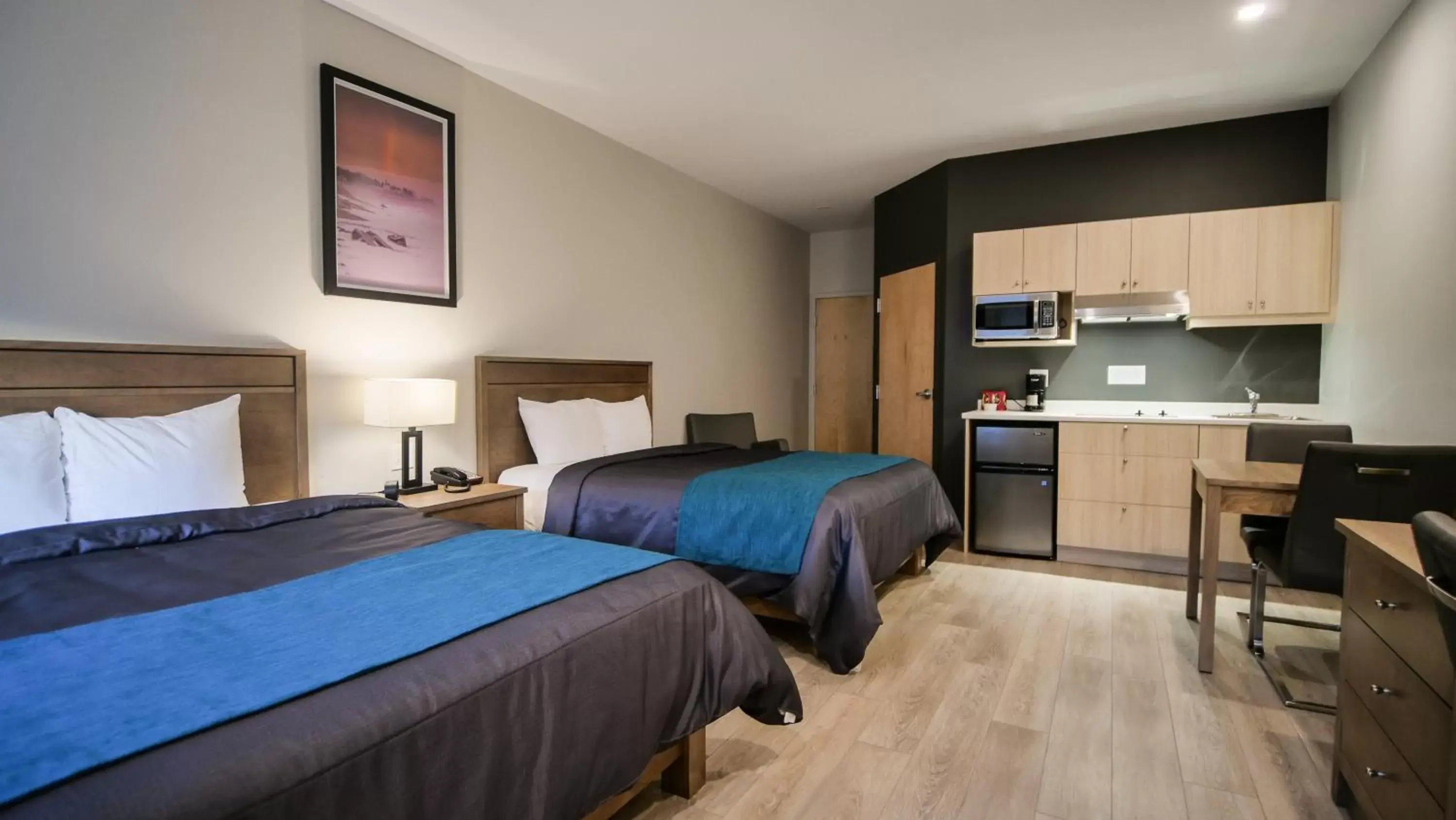 Queen Room with Two Queen Beds in Motel L'Abri Queen Room with Two Queen Beds in Motel L'Abri