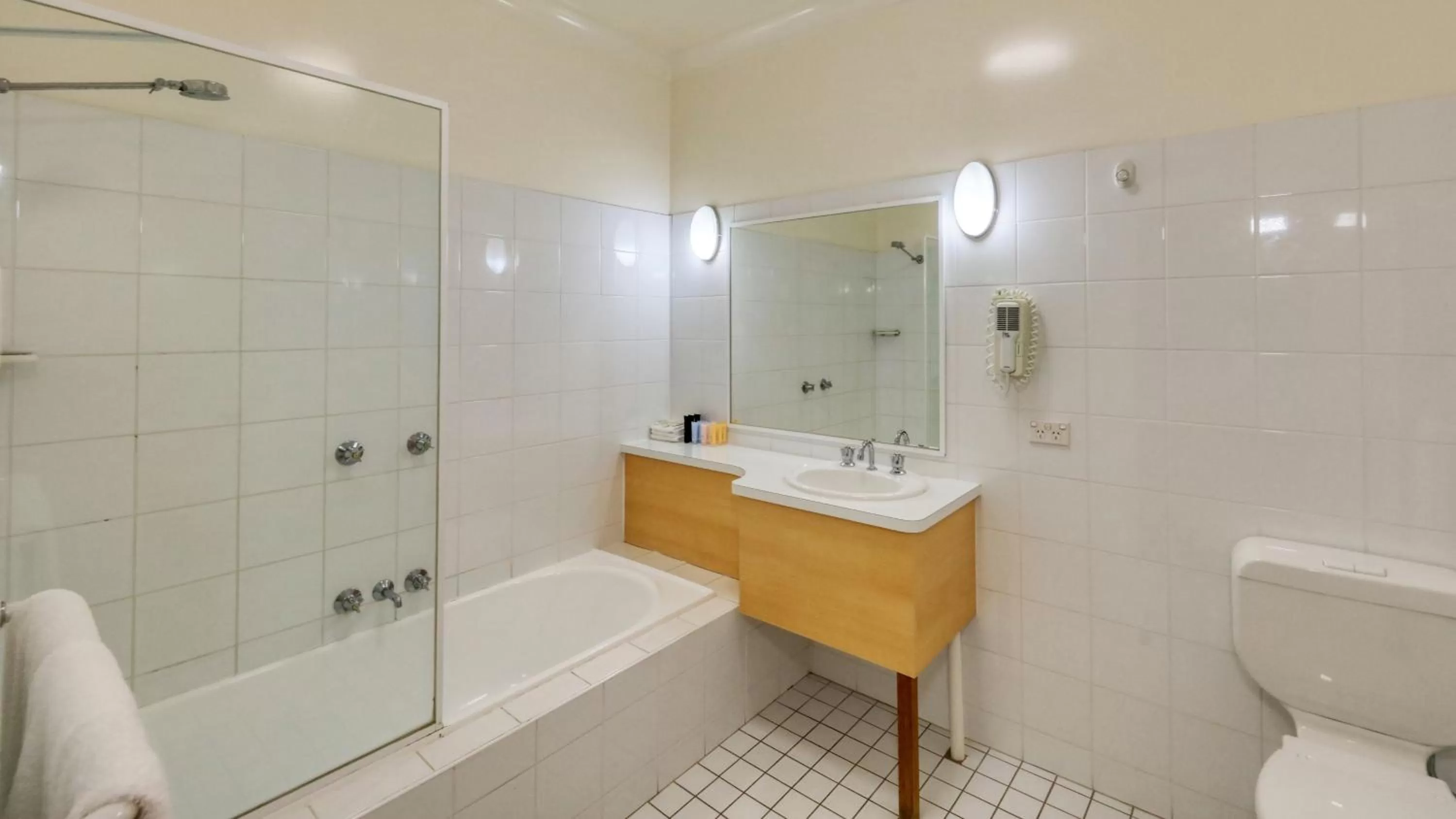 Bath in Country Gardens Motor Inn