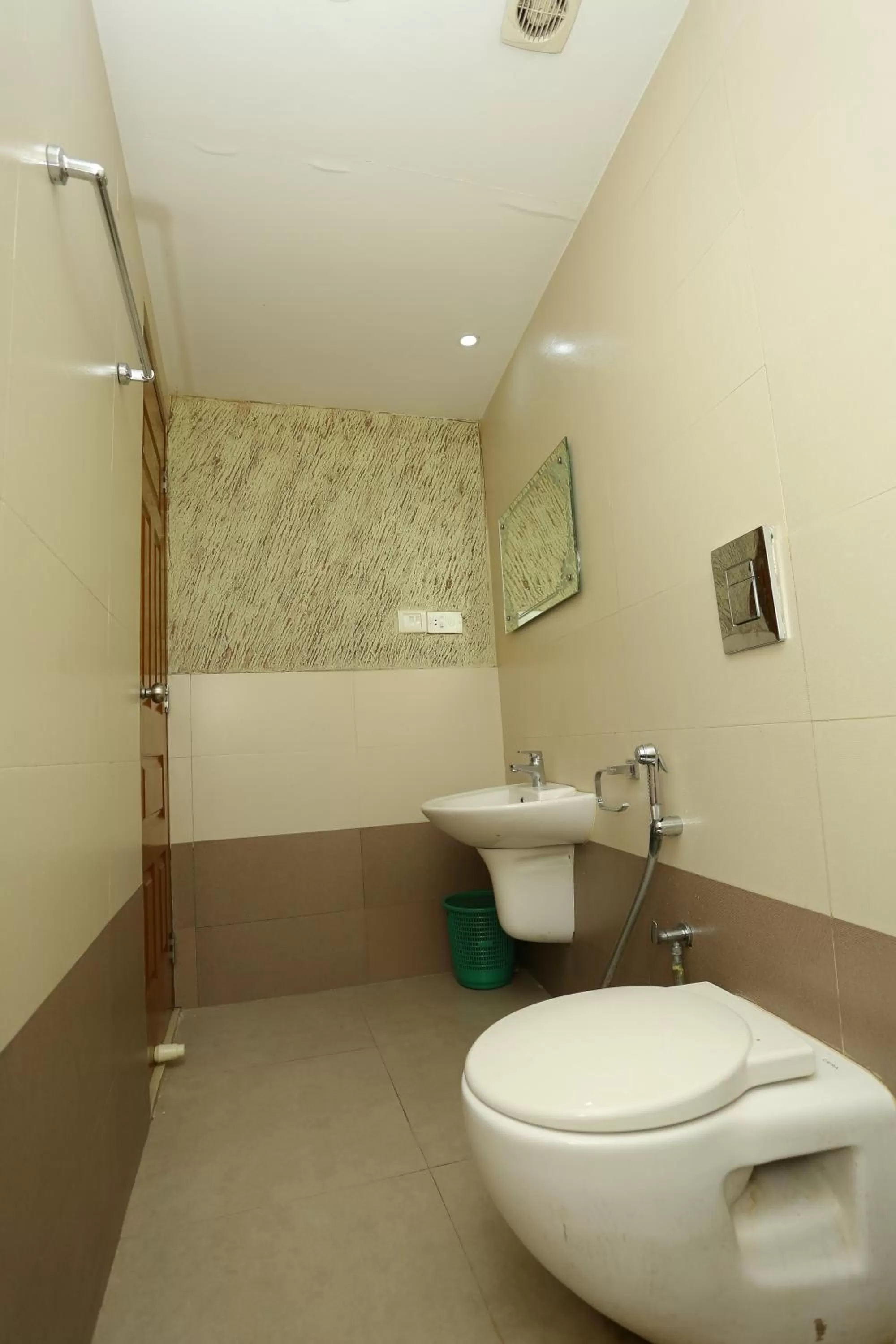 Toilet in Hotel Innate Inn