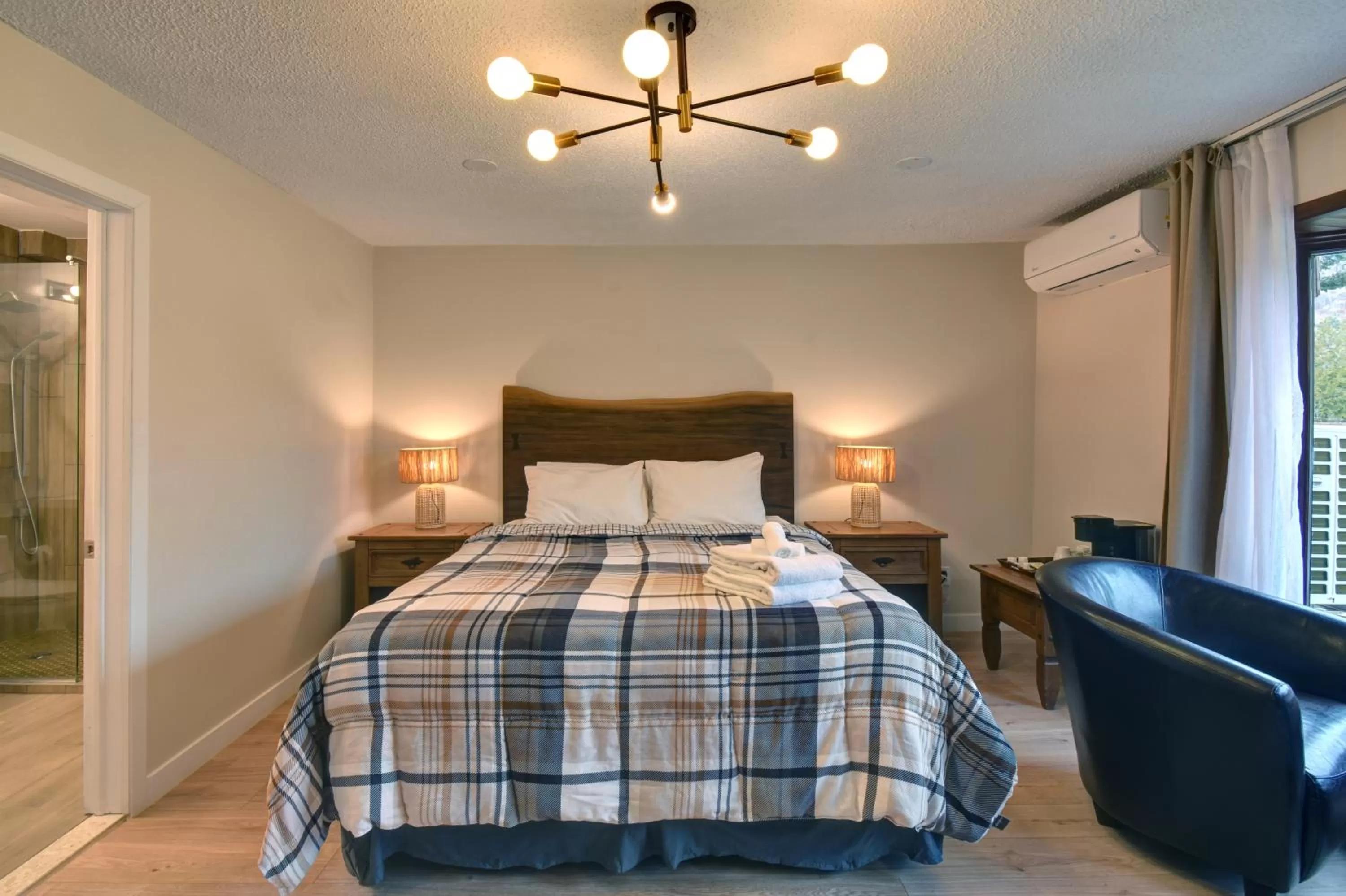 Bed in Hotel Le Petit Lac Sainte-Adèle