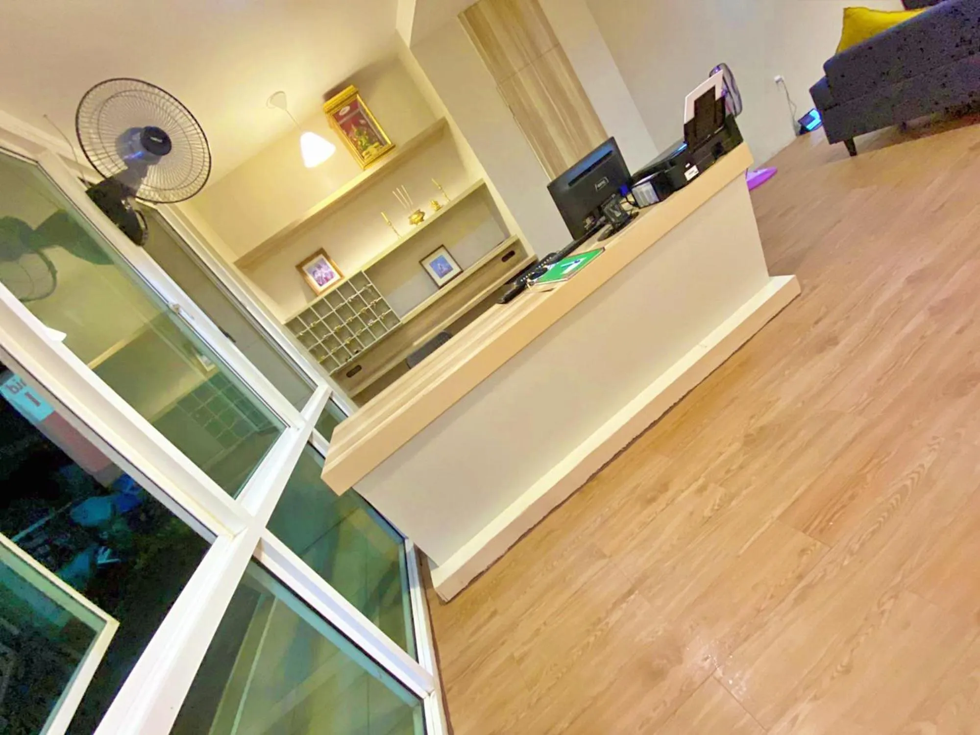 Lobby or reception, TV/Entertainment Center in CheQinn Hostel - Sukhumvit 4 Nana Plaza