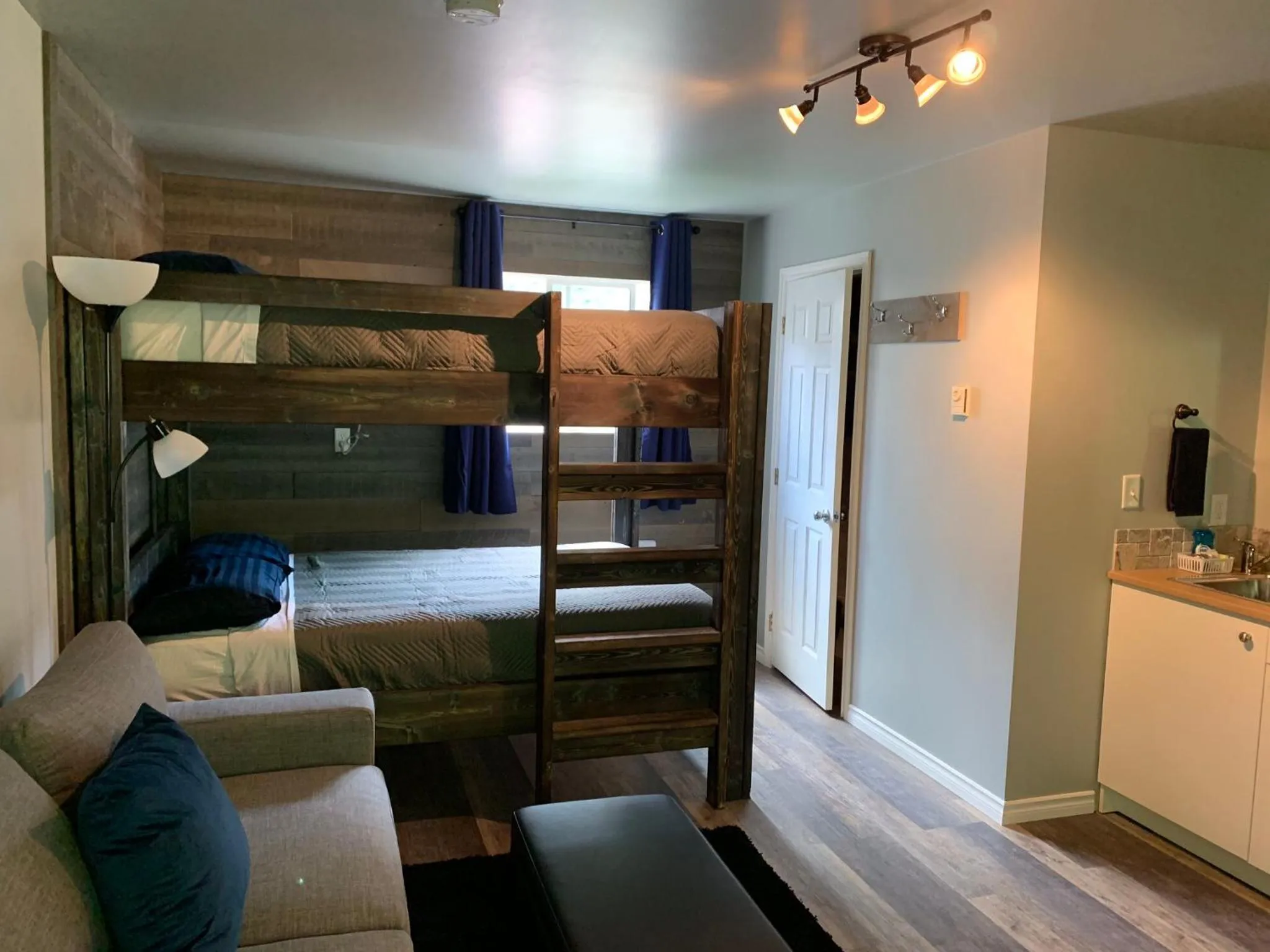 Bathroom, Bed in Peaks Lodge