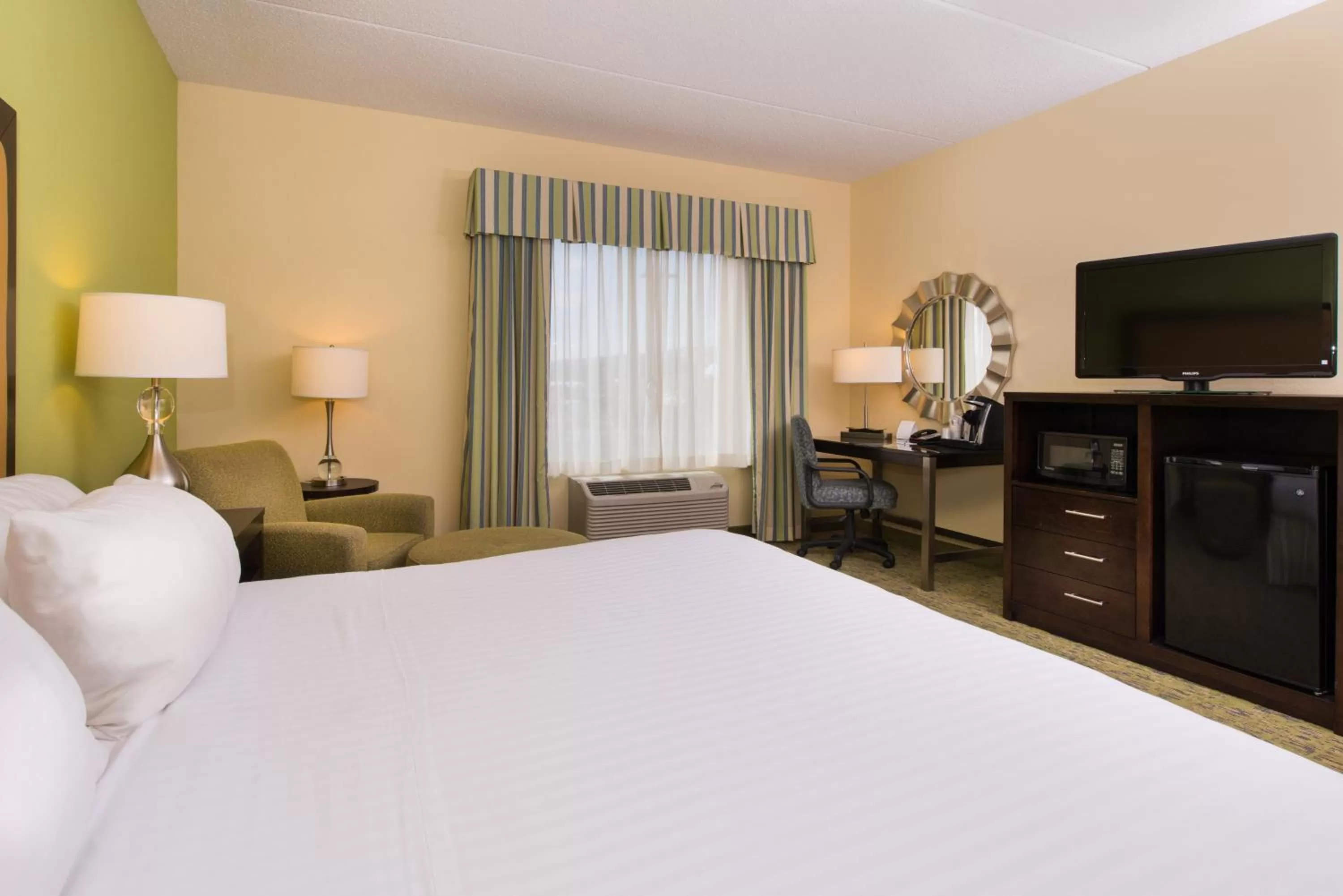 Photo of the whole room, Bed in Holiday Inn Express and Suites Dickson City by IHG