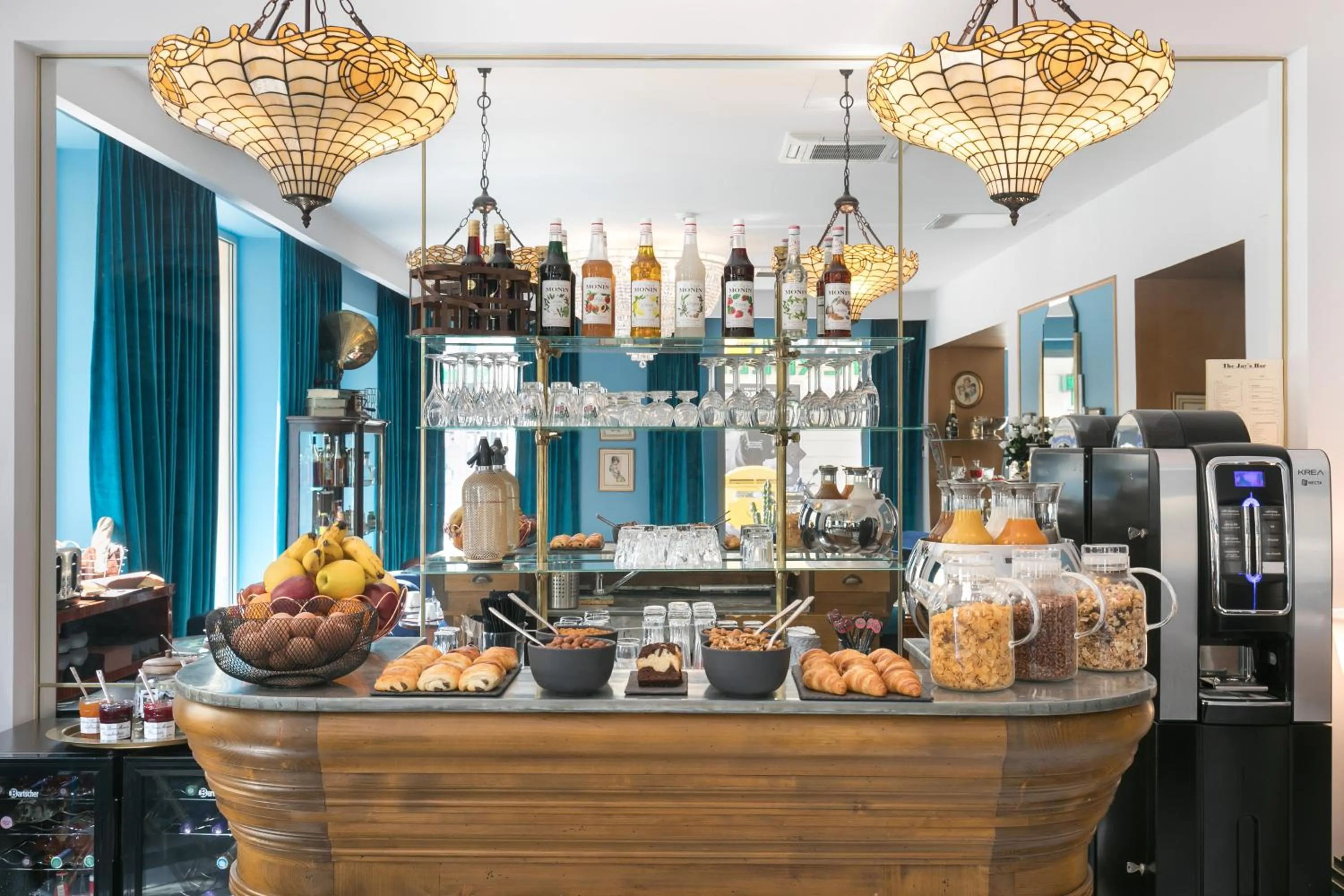 Breakfast in The Jay Hotel by HappyCulture