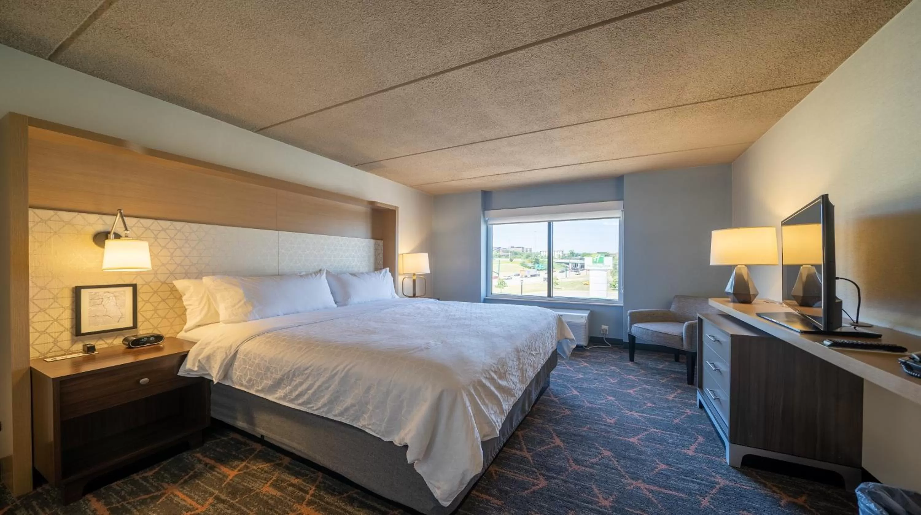 Photo of the whole room, Bed in Holiday Inn Cleveland - South Independence by IHG
