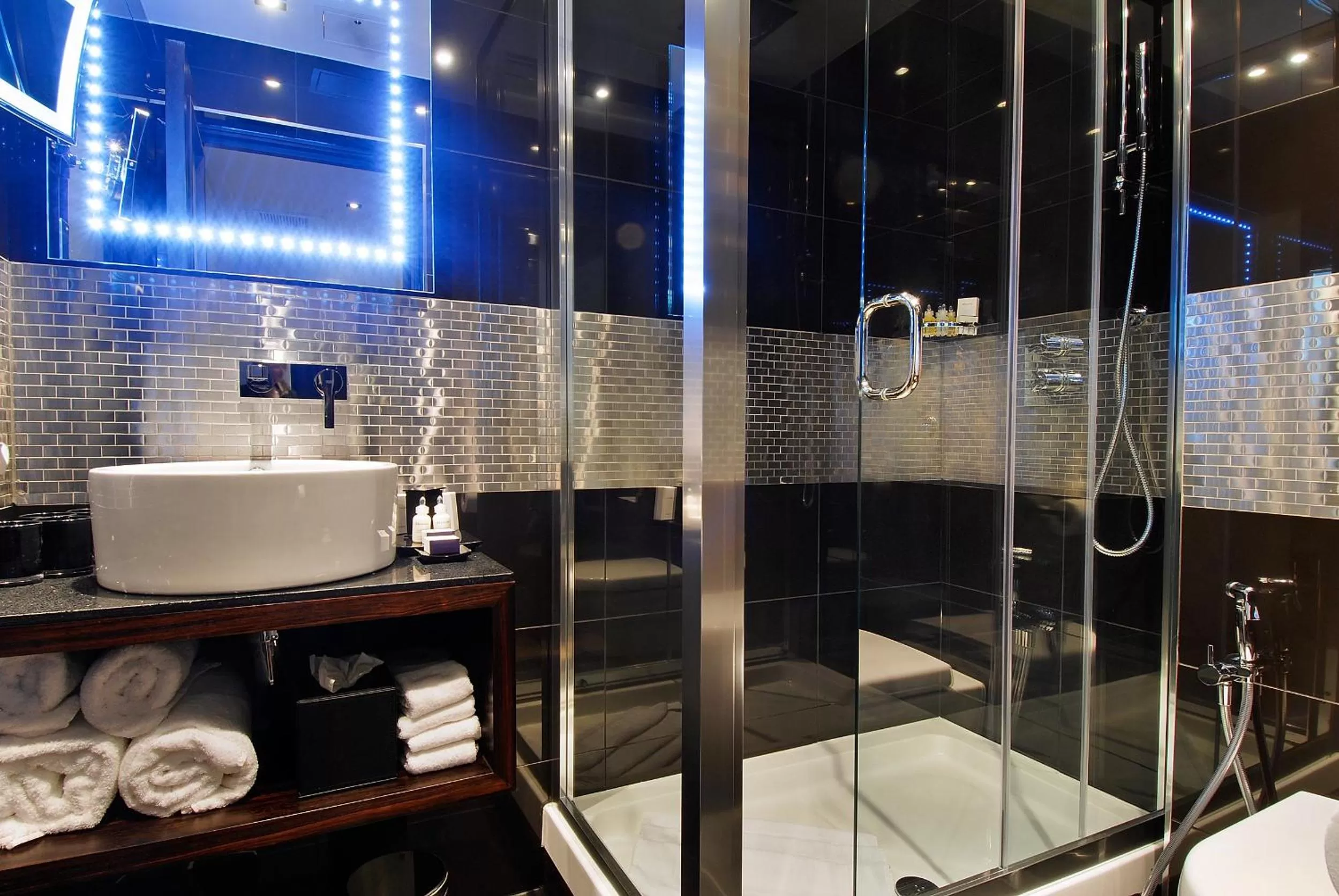 Shower in Park Grand Mayfair