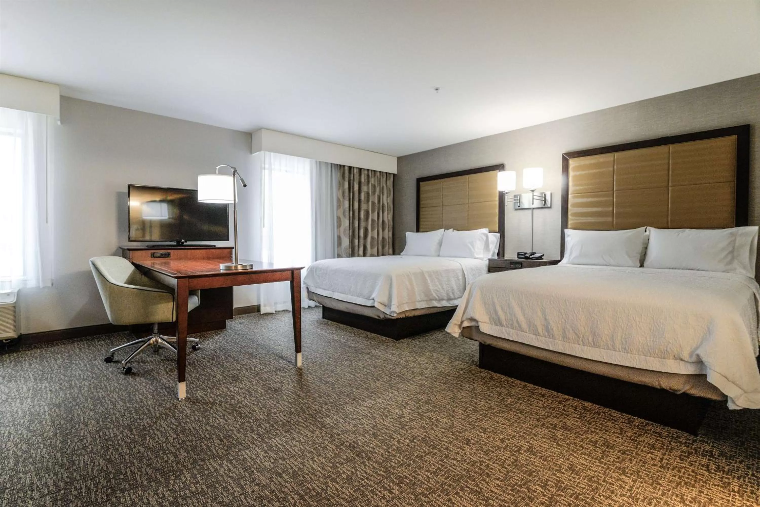 Bedroom, Bed in Hampton Inn Brighton Mi