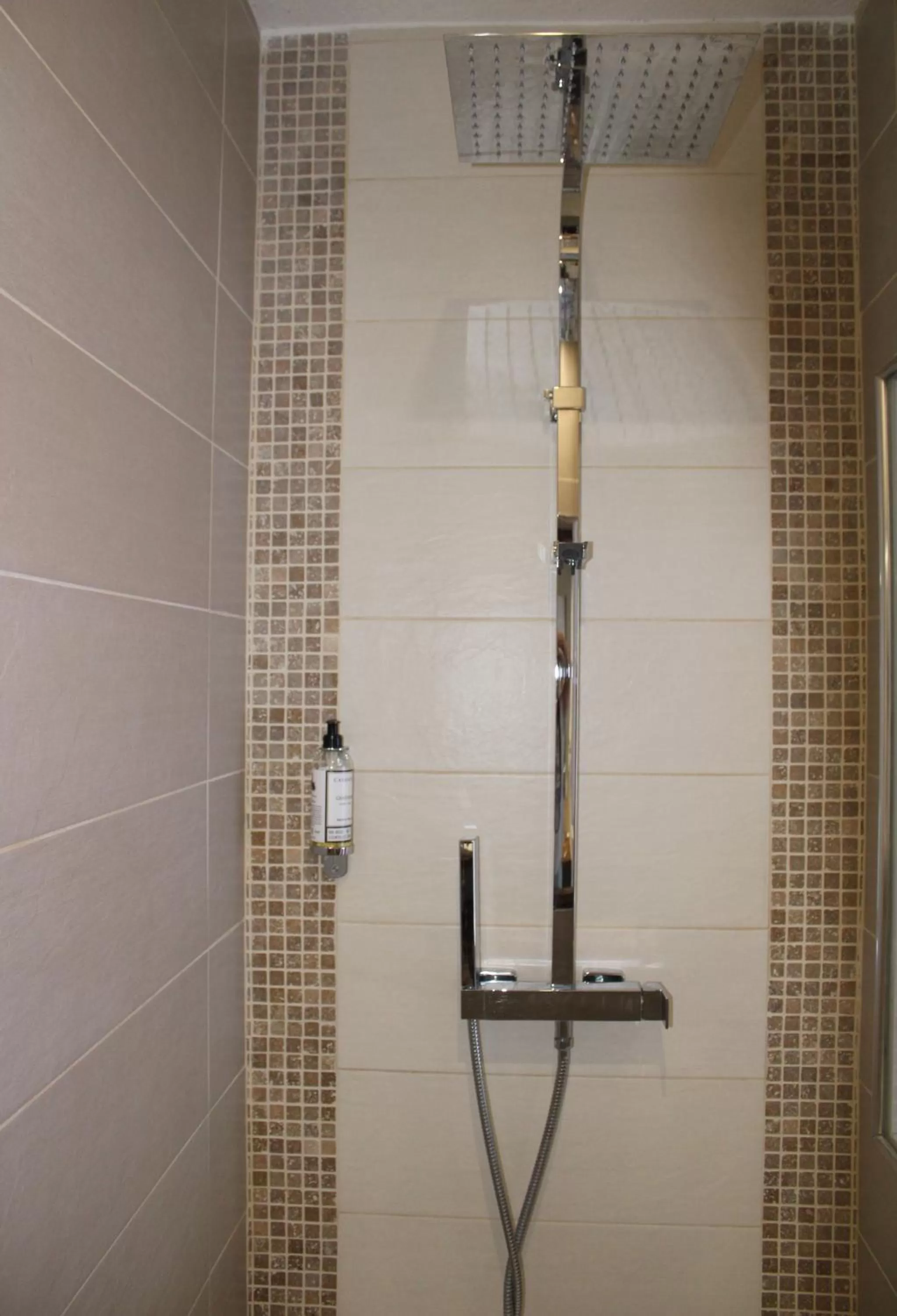 Shower in Les Secrets du Défends