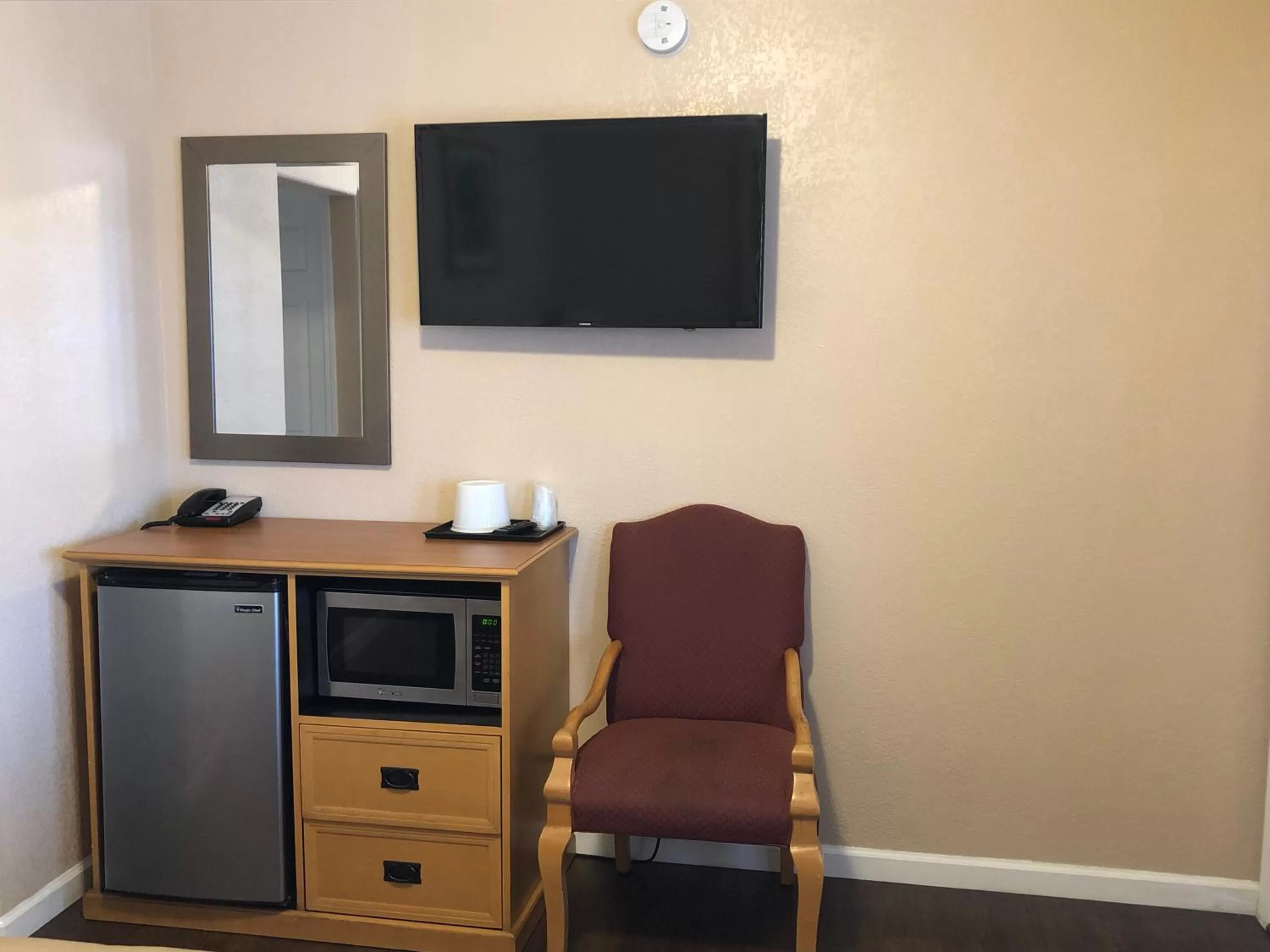 TV/Entertainment Center in Drift Inn, LLC