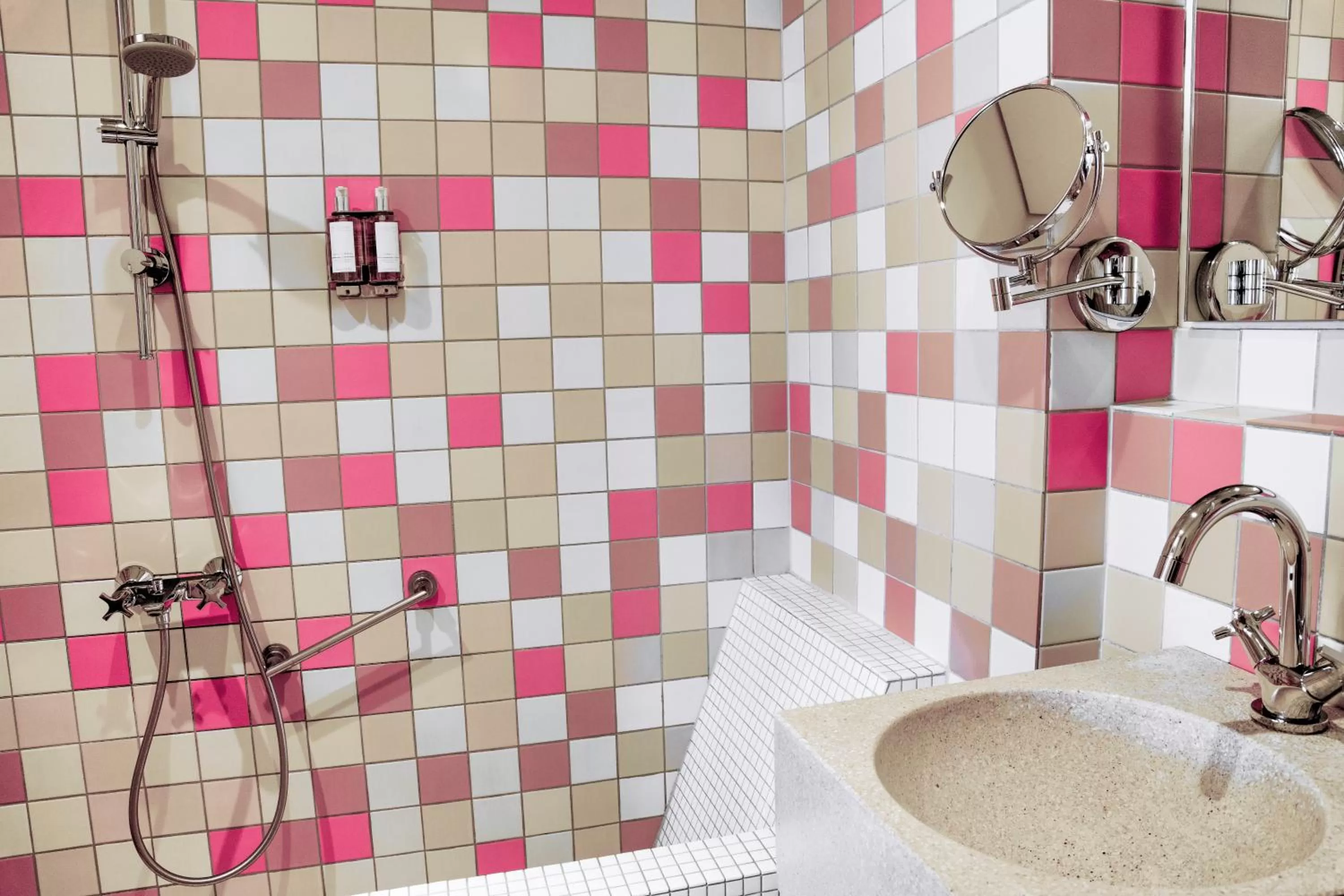 Shower in Hotel Bleibtreu Berlin by Golden Tulip