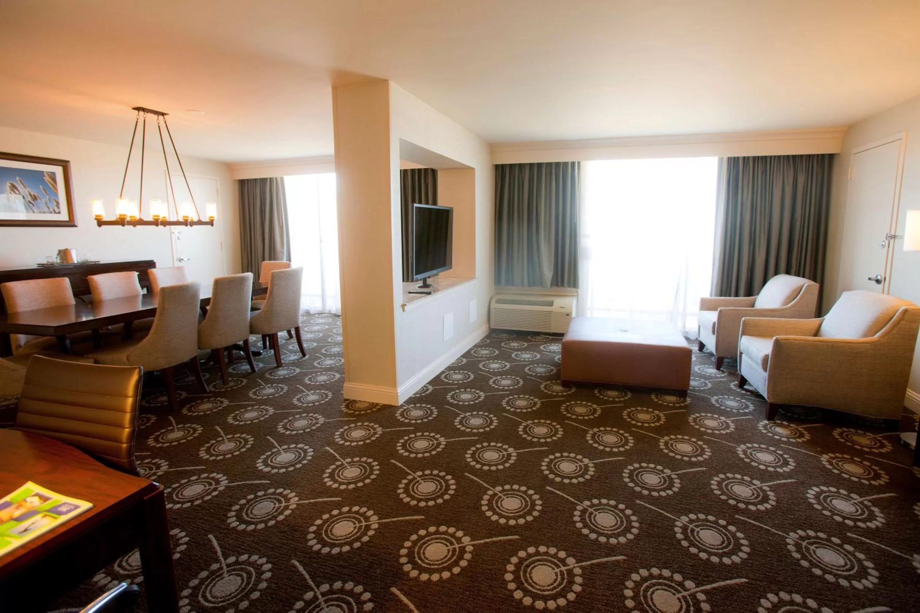 Living room in Midland Plaza Hotel