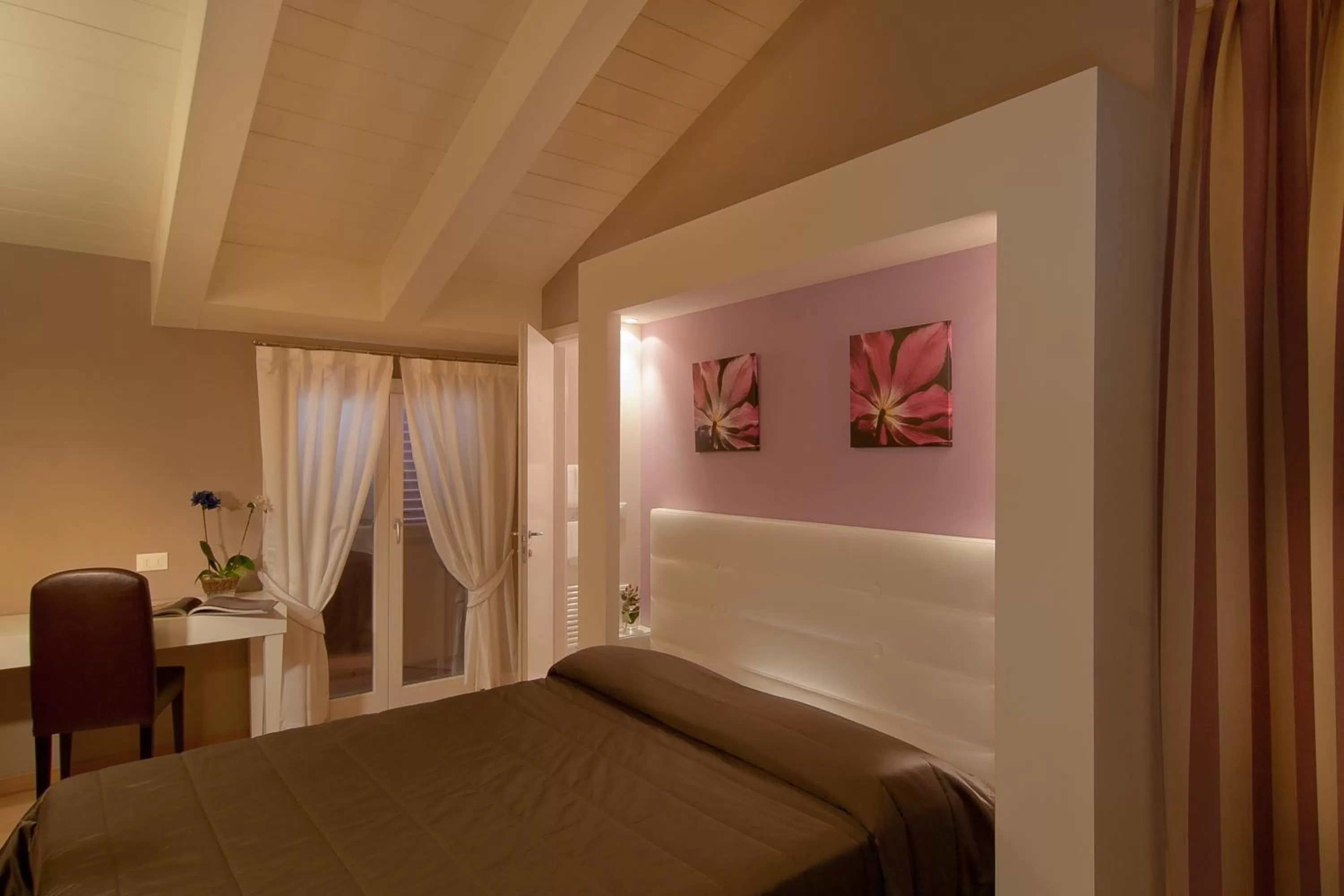 Bed in Hotel Arnolfo & Aqua Laetitia Spa & Beauty