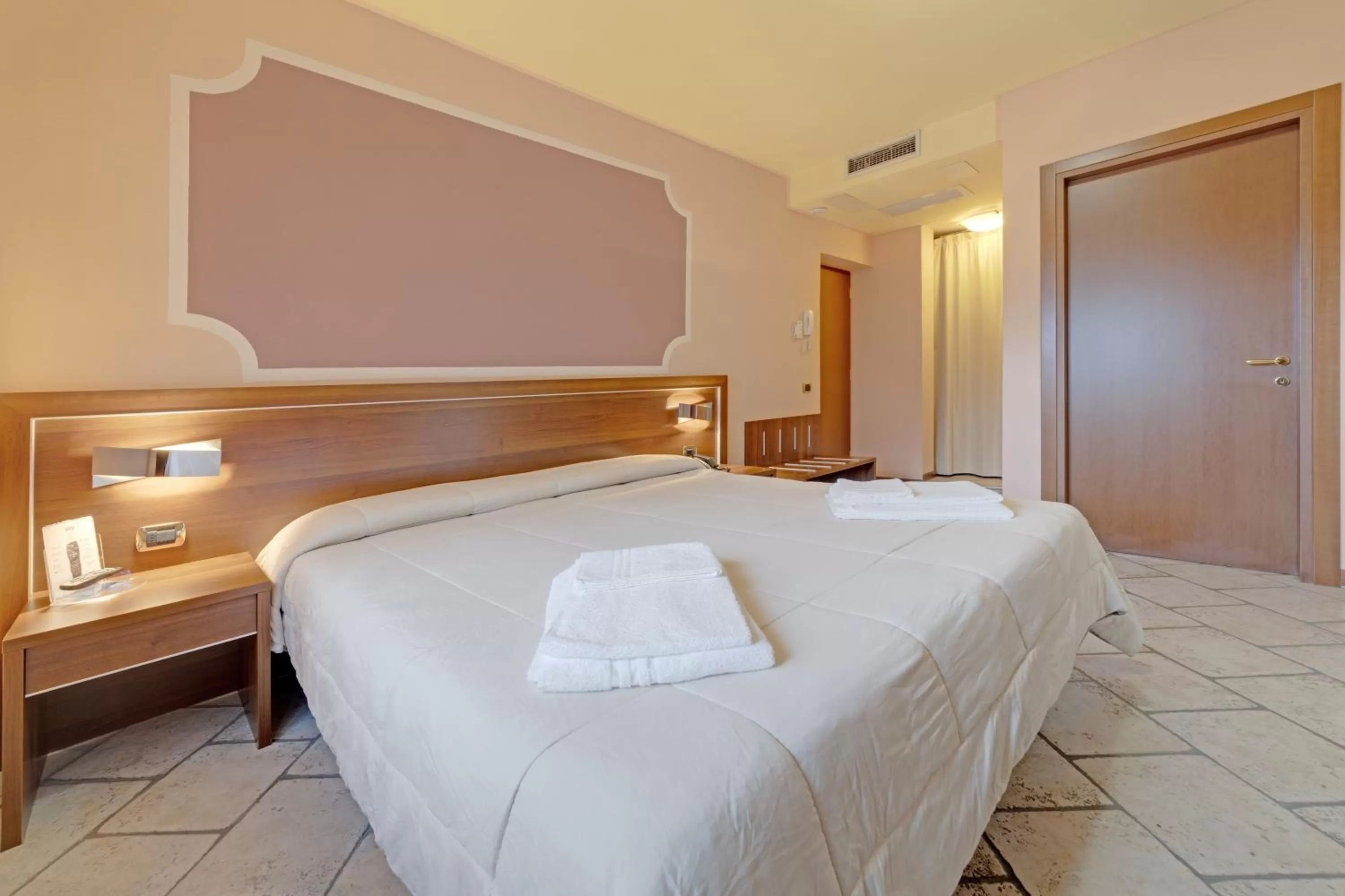 Bed in Hotel Grotto Bagat