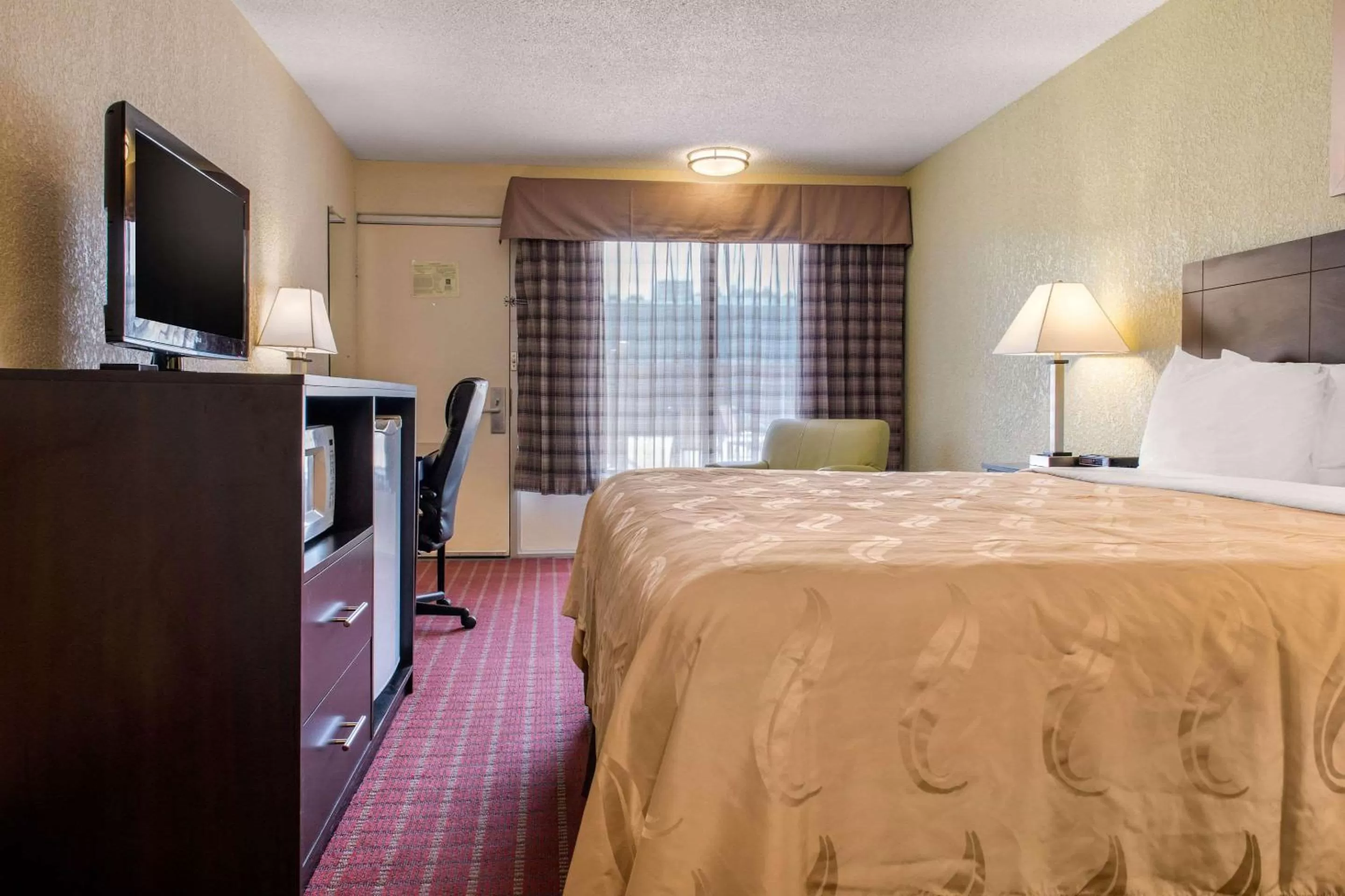 Photo of the whole room, Bed in Quality Inn Huntingburg - Jasper