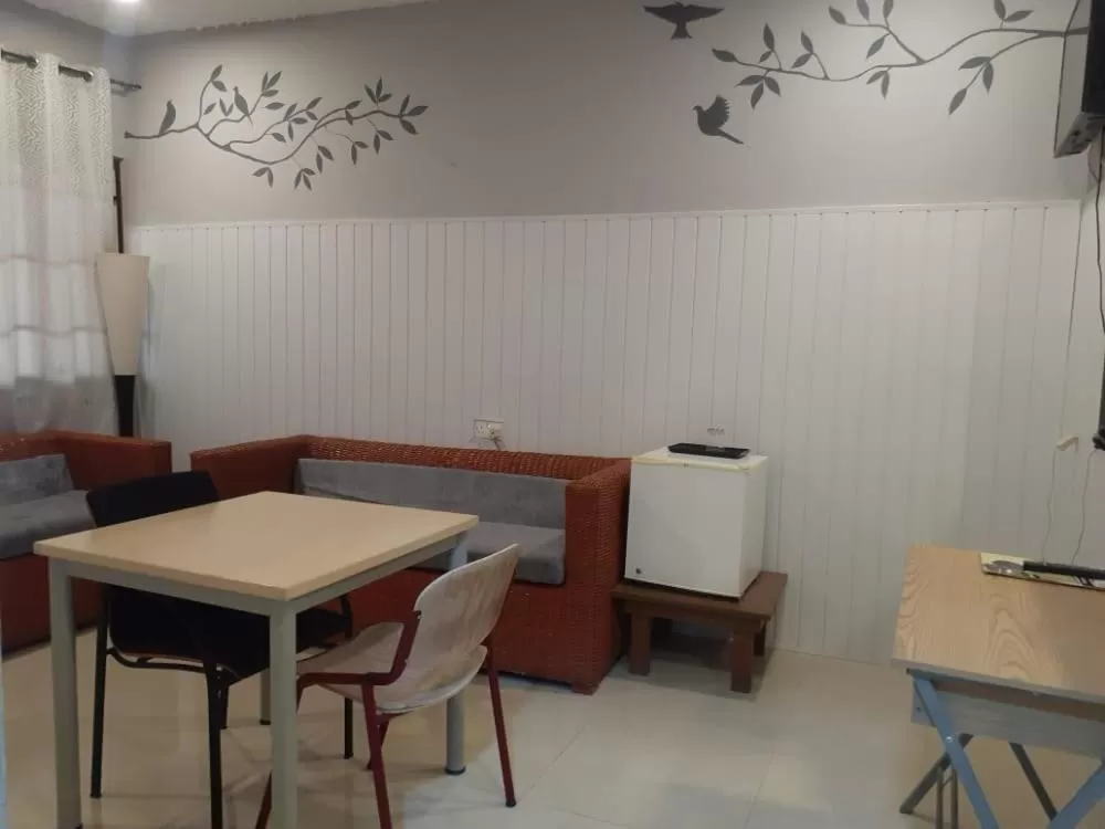 Restaurant/Places to Eat in Hans Cottage Botel