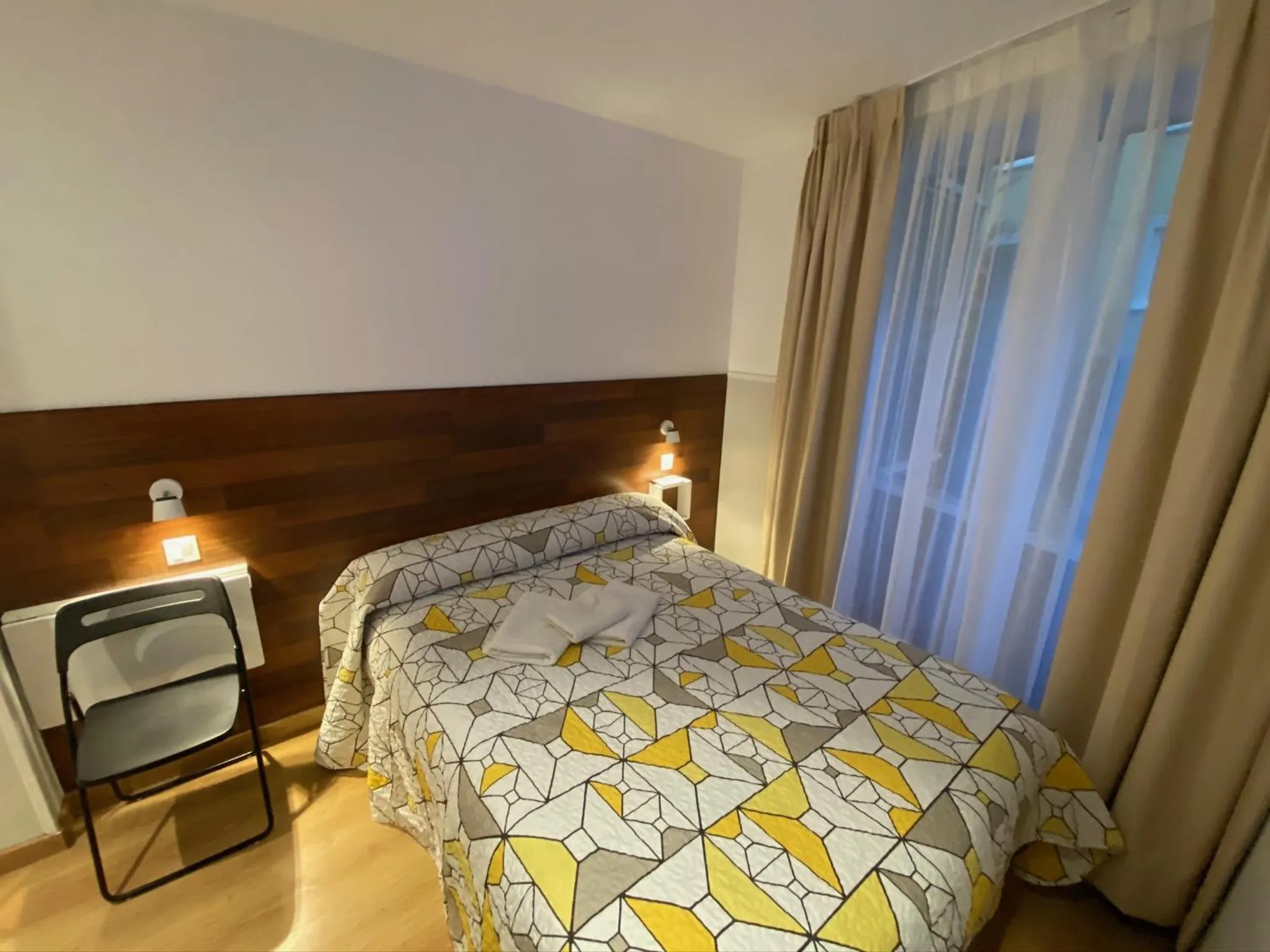 Photo of the whole room, Bed in Far Home Gran Vía