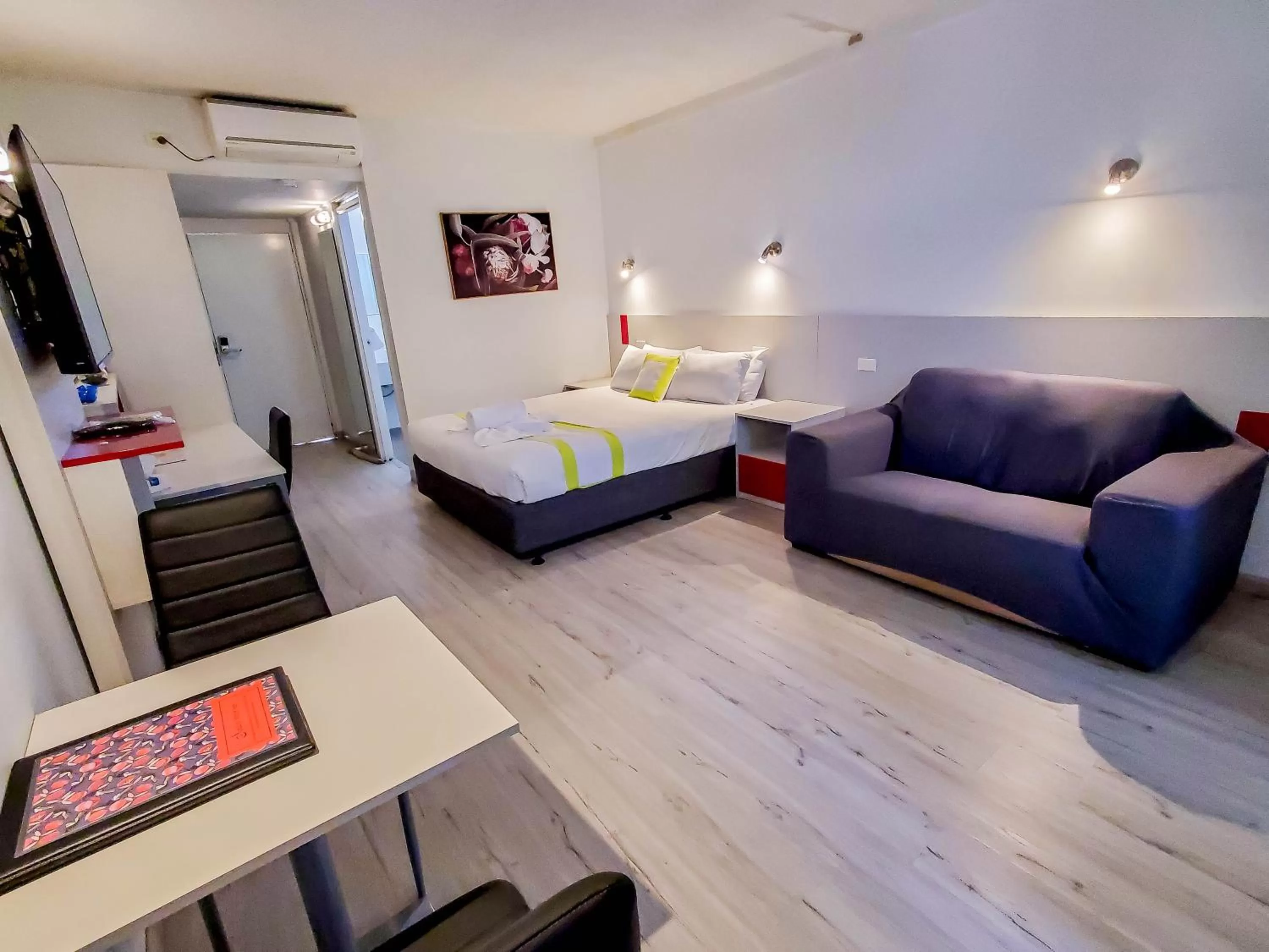 Photo of the whole room, Bed in Sandors Motor Inn