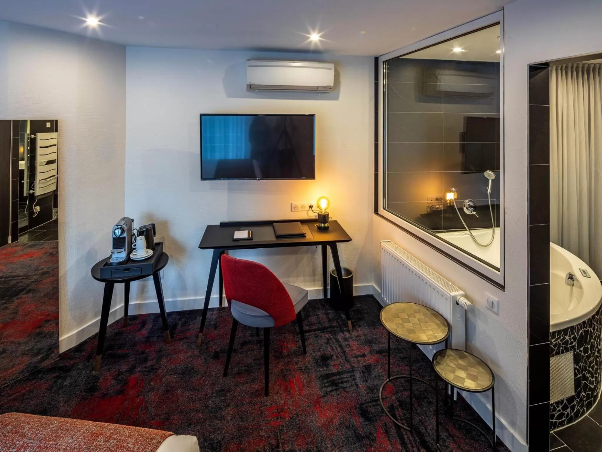 Bathroom in Hôtel Villa La Florangerie - SPA & Piscine