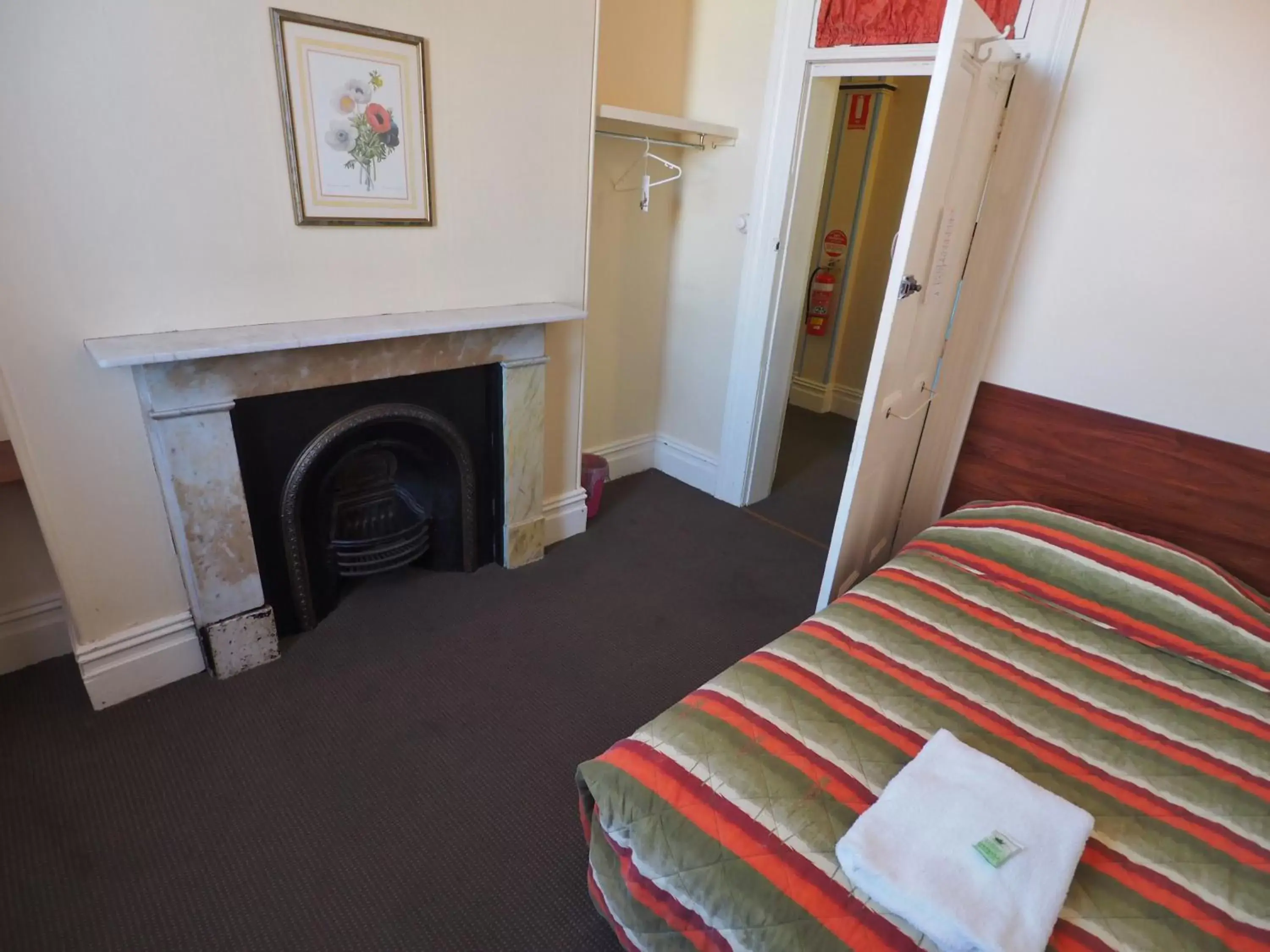 Queen Room with Shared Bathroom in Great Central Hotel Queen Room with Shared Bathroom in Great Central Hotel