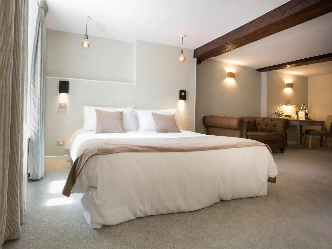 Bed in Logis du Parvis ***Face Cathédrale/in front of the Cathedral***