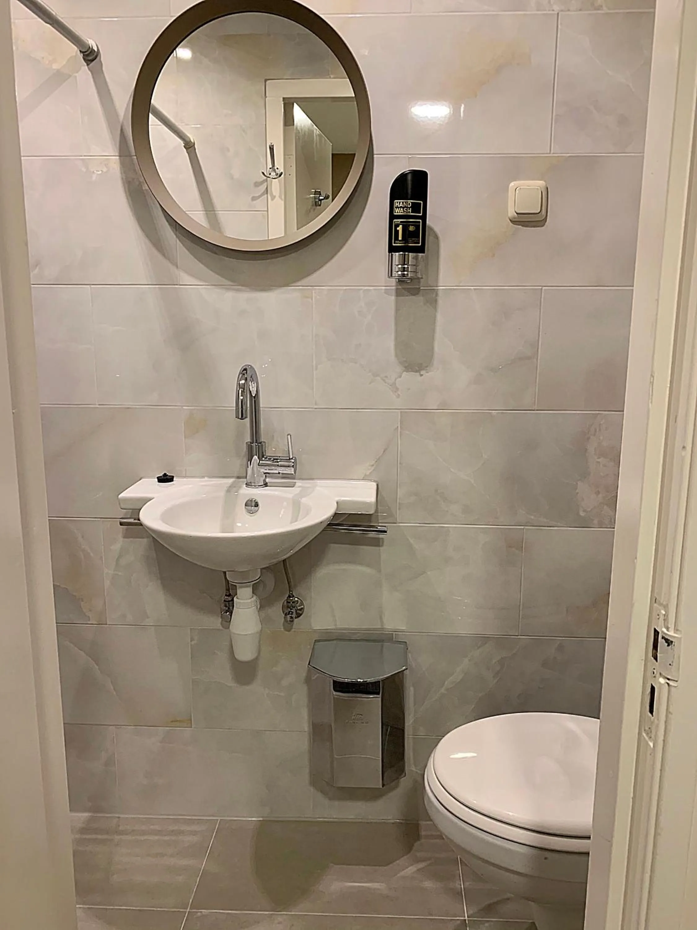 Toilet in Hotel Damrak Inn