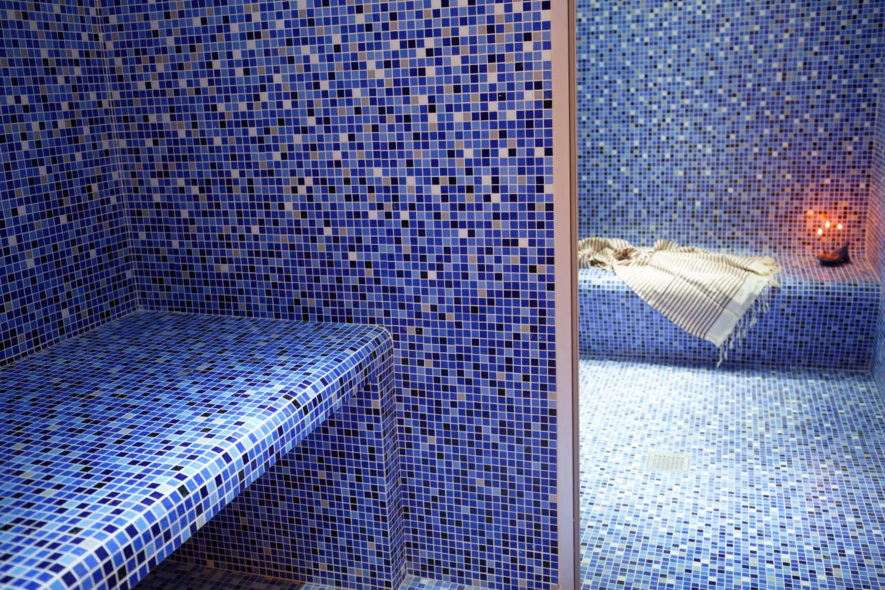 Steam room, Bed in Majestic Hotel Spa - Champs Elysées