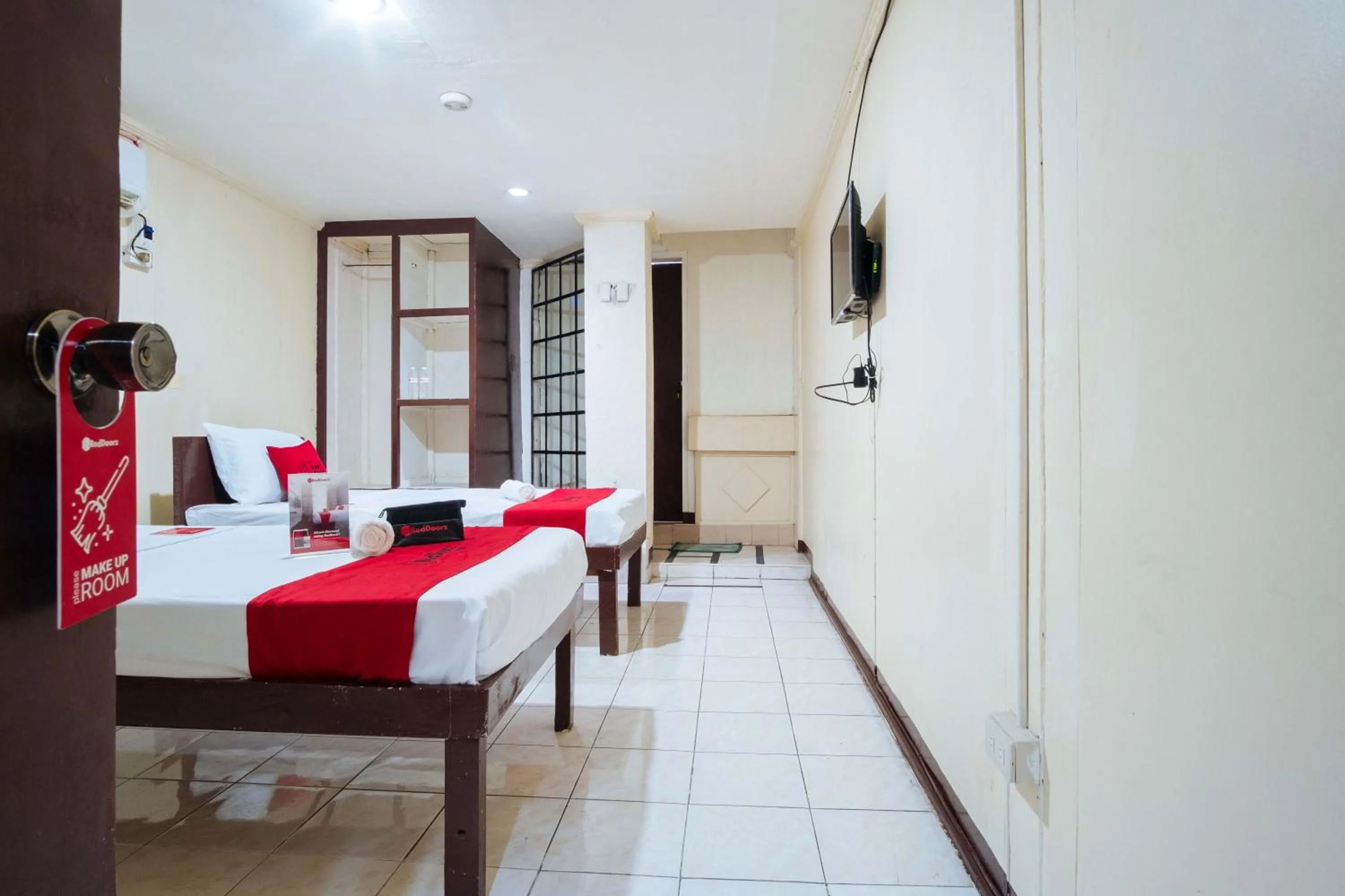 TV and multimedia in RedDoorz @Downtown Bacolod