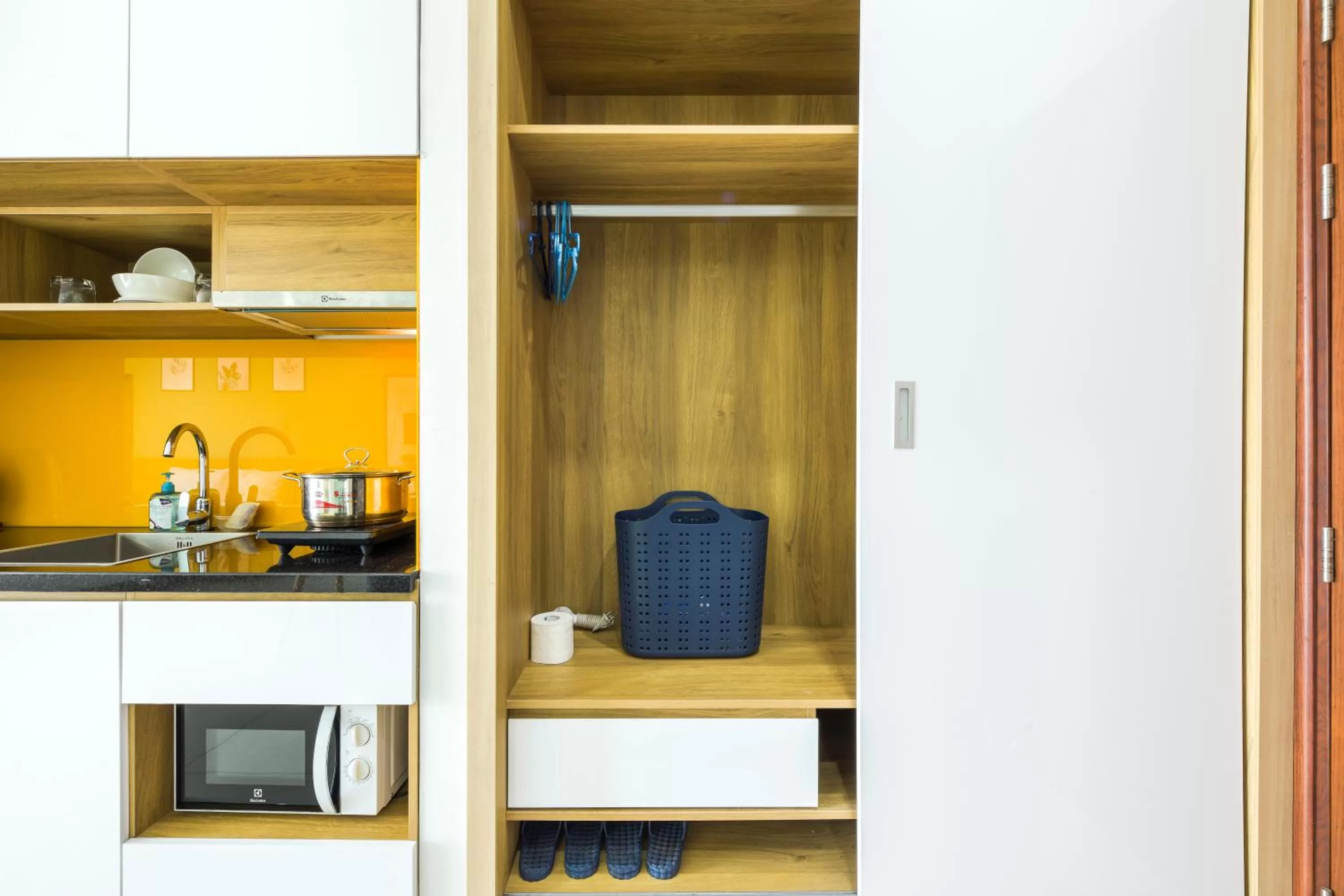 wardrobe, Kitchen/Kitchenette in The Green House - Serviced Apartment