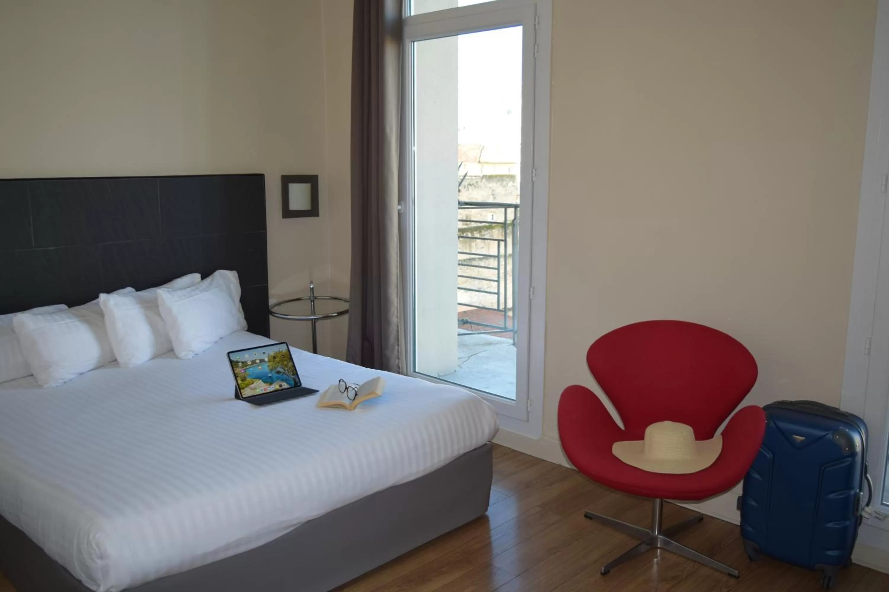 Bedroom, Bed in Hôtel Amirauté