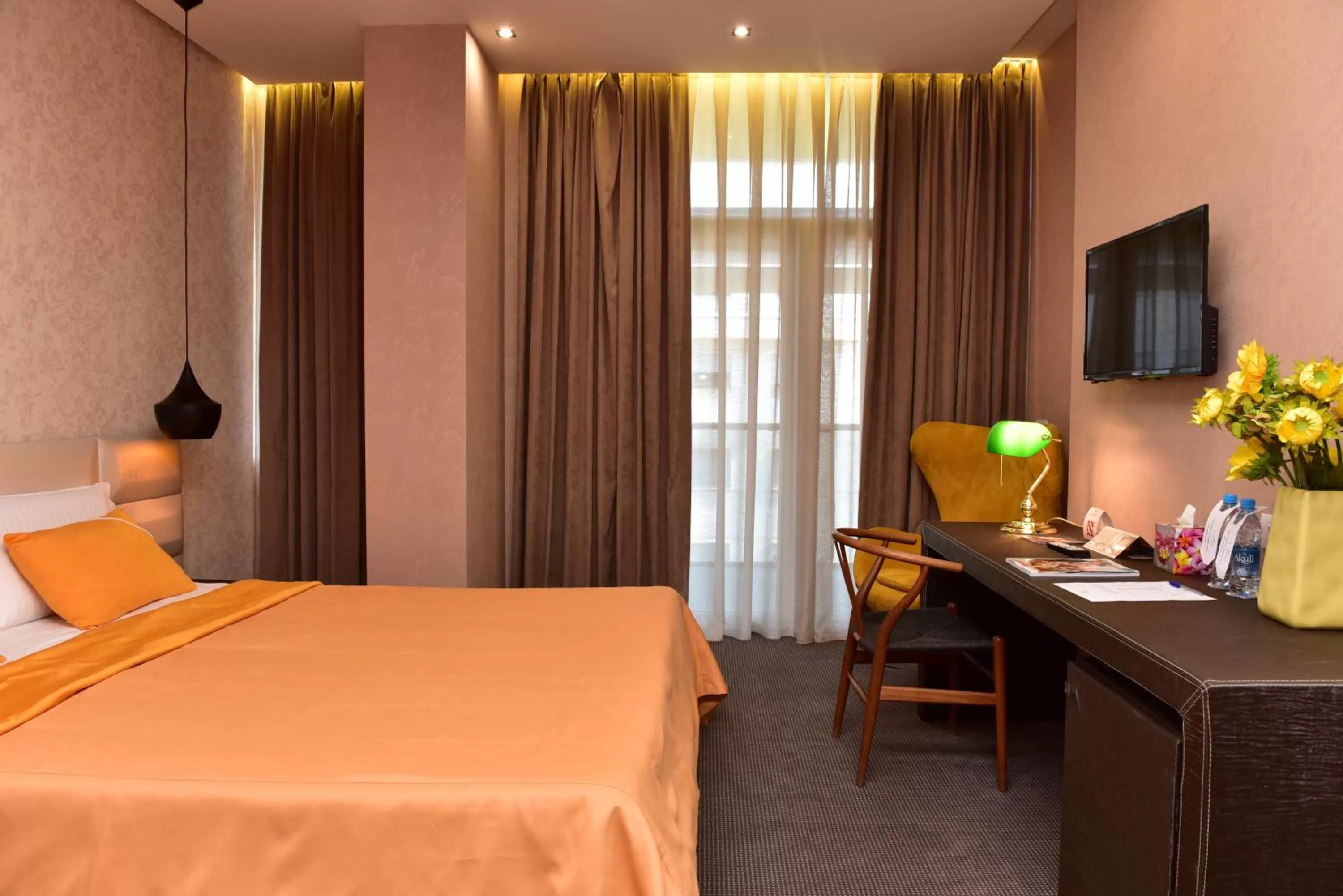 Photo of the whole room, Bed in La Bohème Hotel