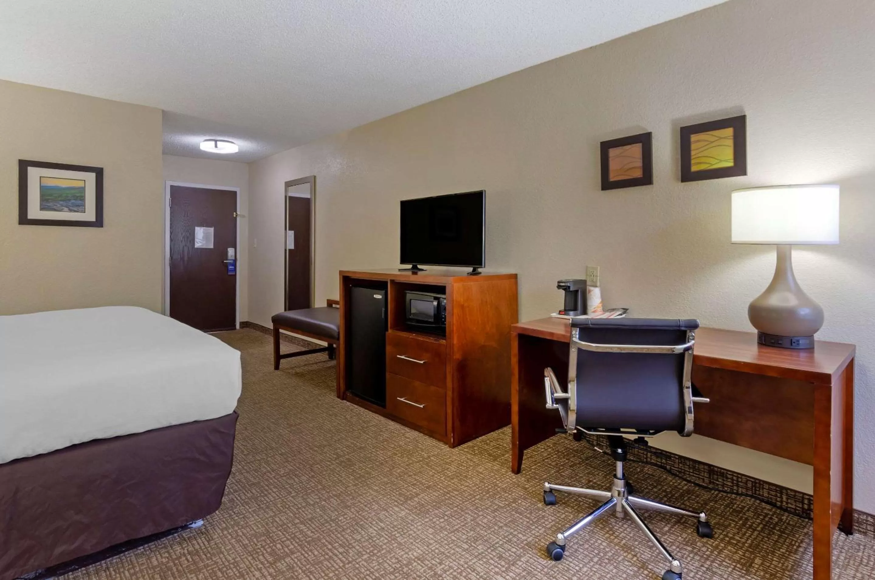 Photo of the whole room, Bed in Comfort Inn Bluefield