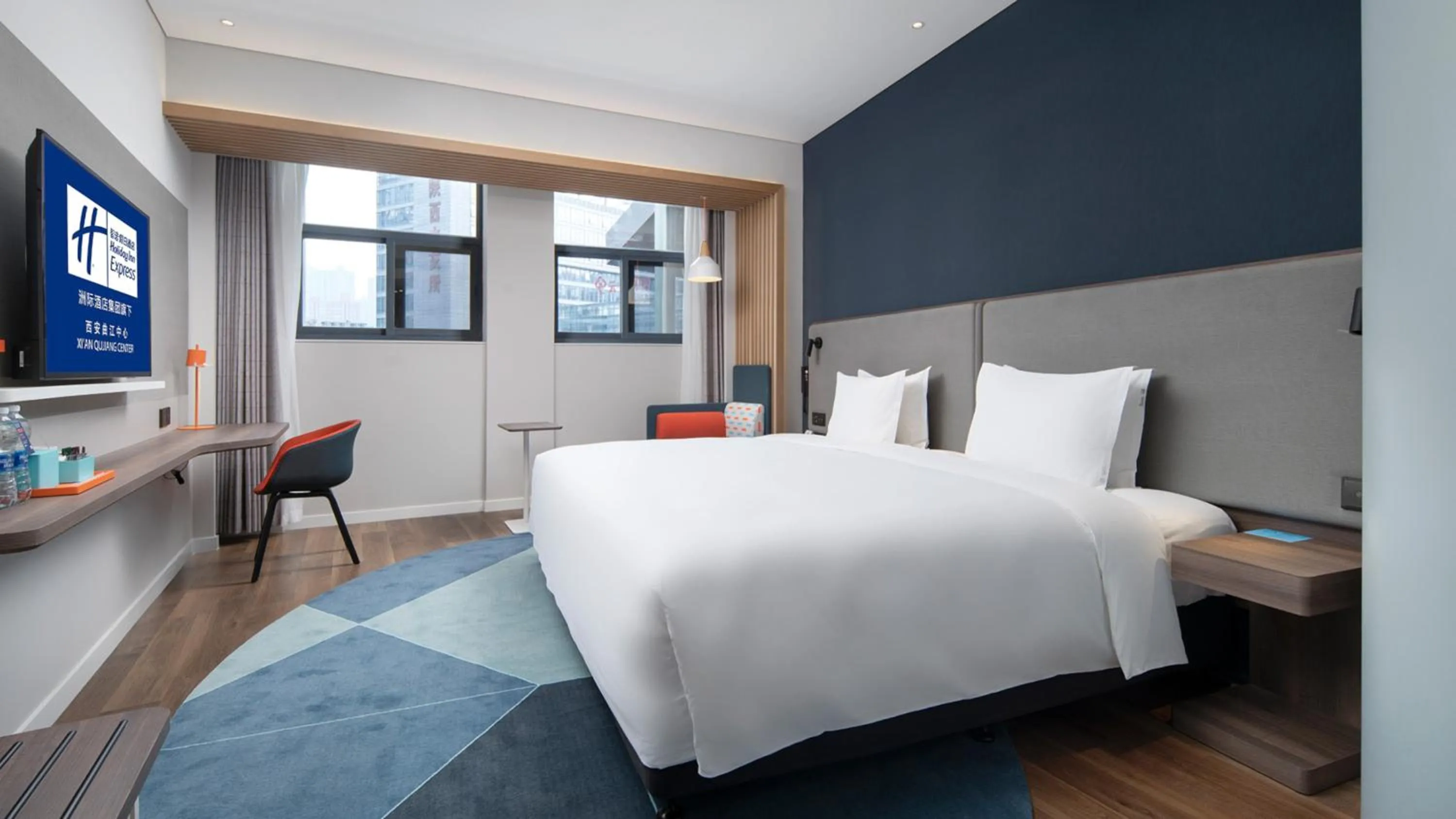 Photo of the whole room, Bed in Holiday Inn Express Xi'an Qujiang Center by IHG