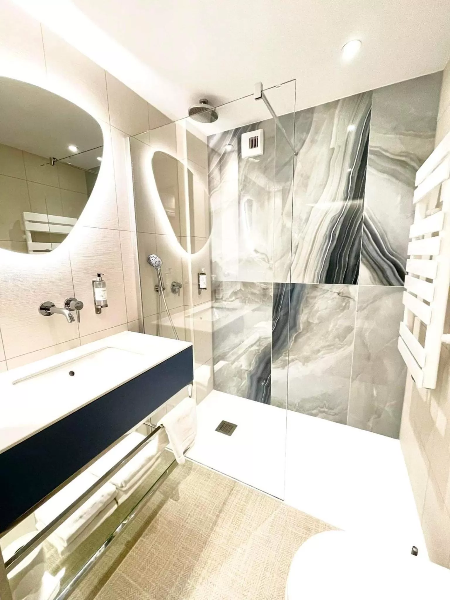 Shower, Bathroom in Hotel Zhong Hua