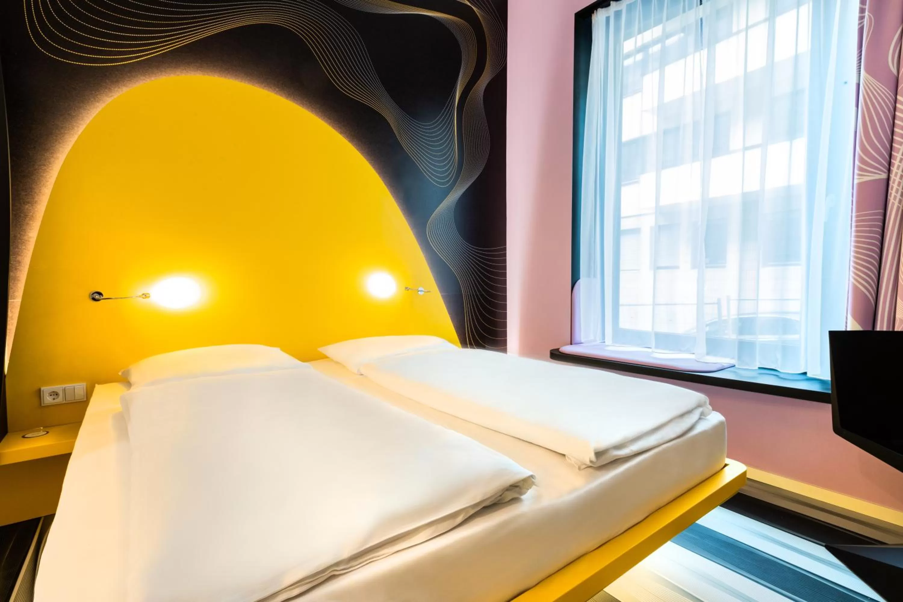 Photo of the whole room, Bed in Prize by Radisson, Bonn City