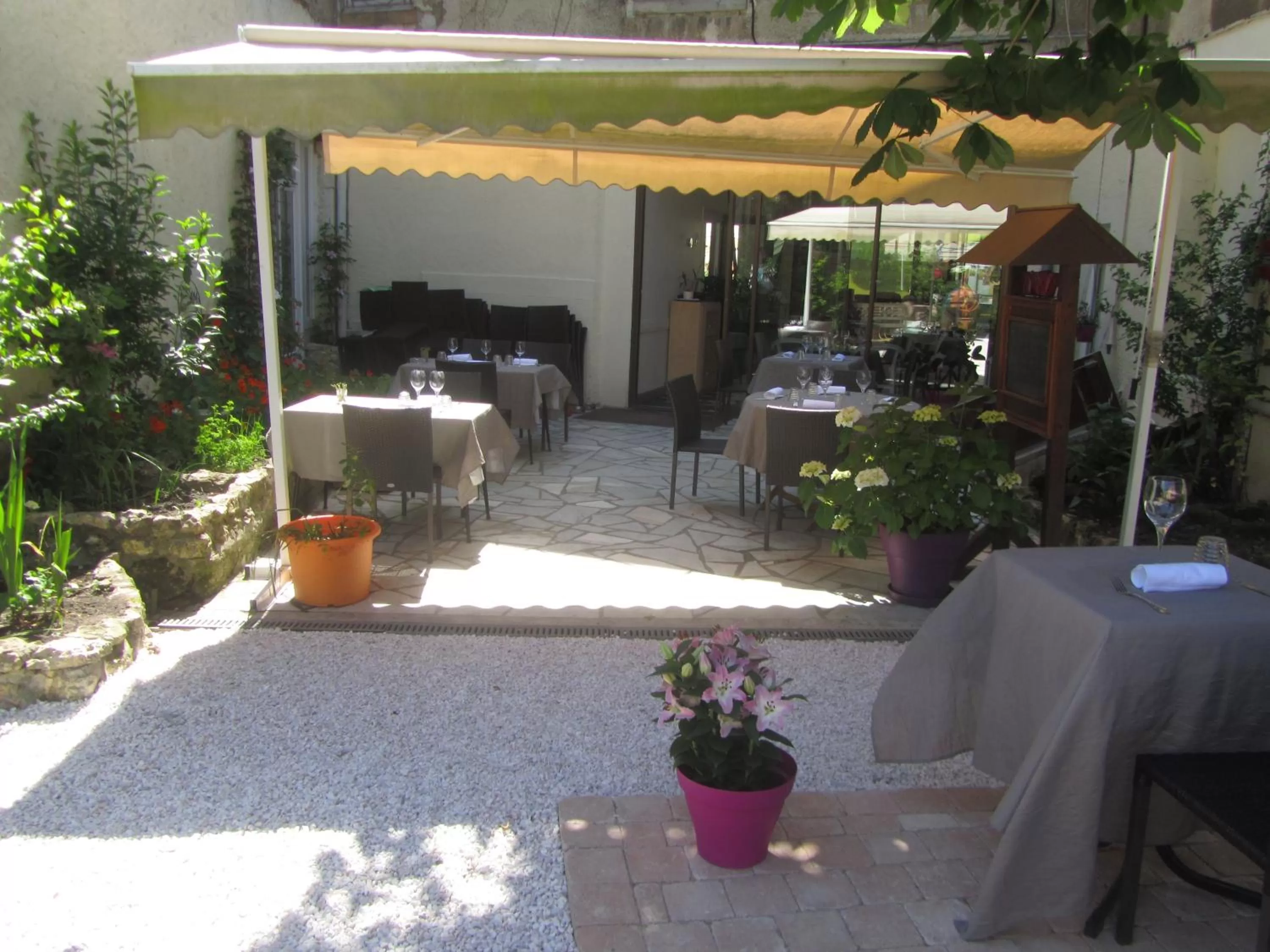 Patio in Logis Hôtel Au Croissant