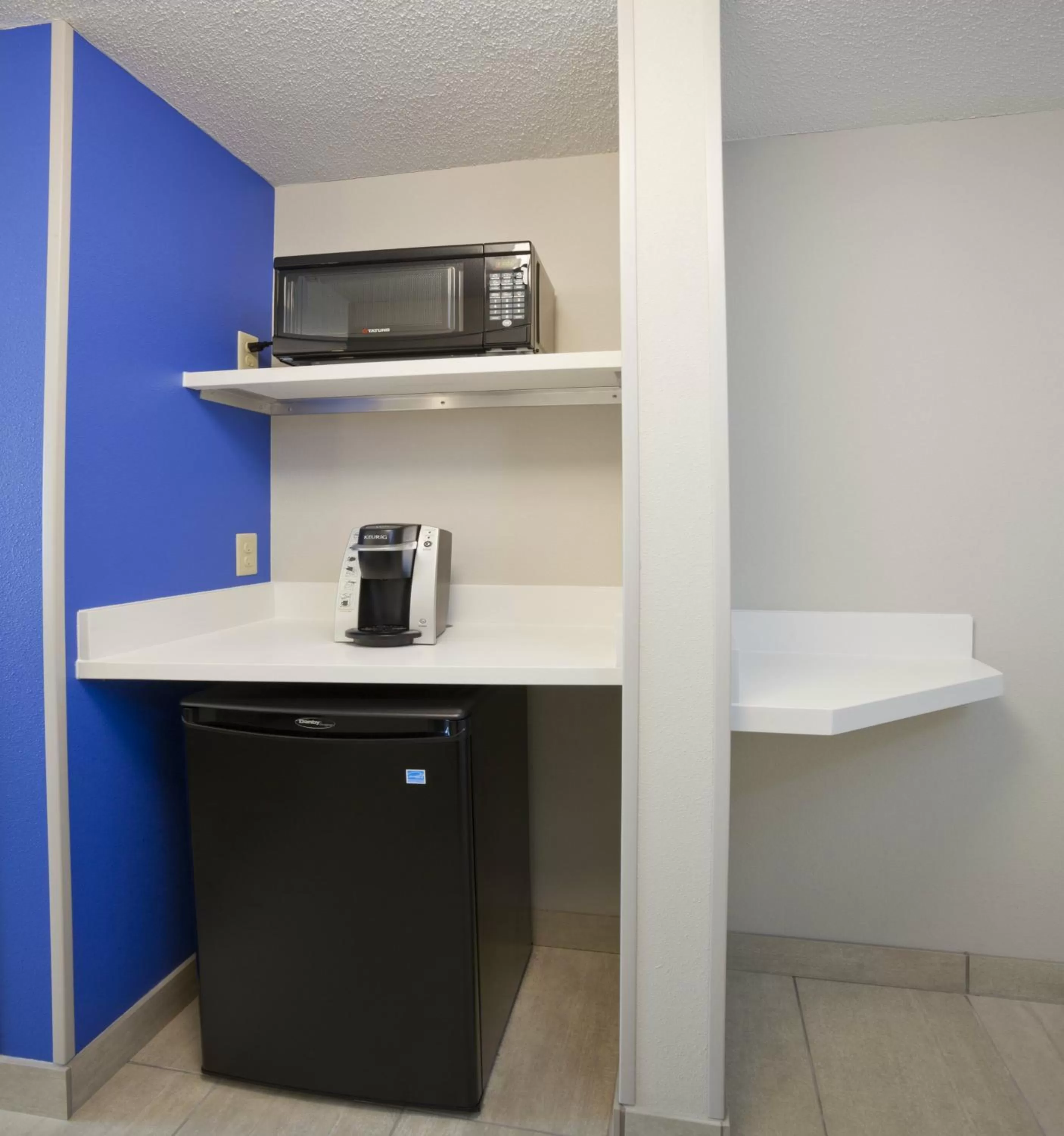 Coffee/tea facilities in Holiday Inn Express Roseville-St. Paul by IHG
