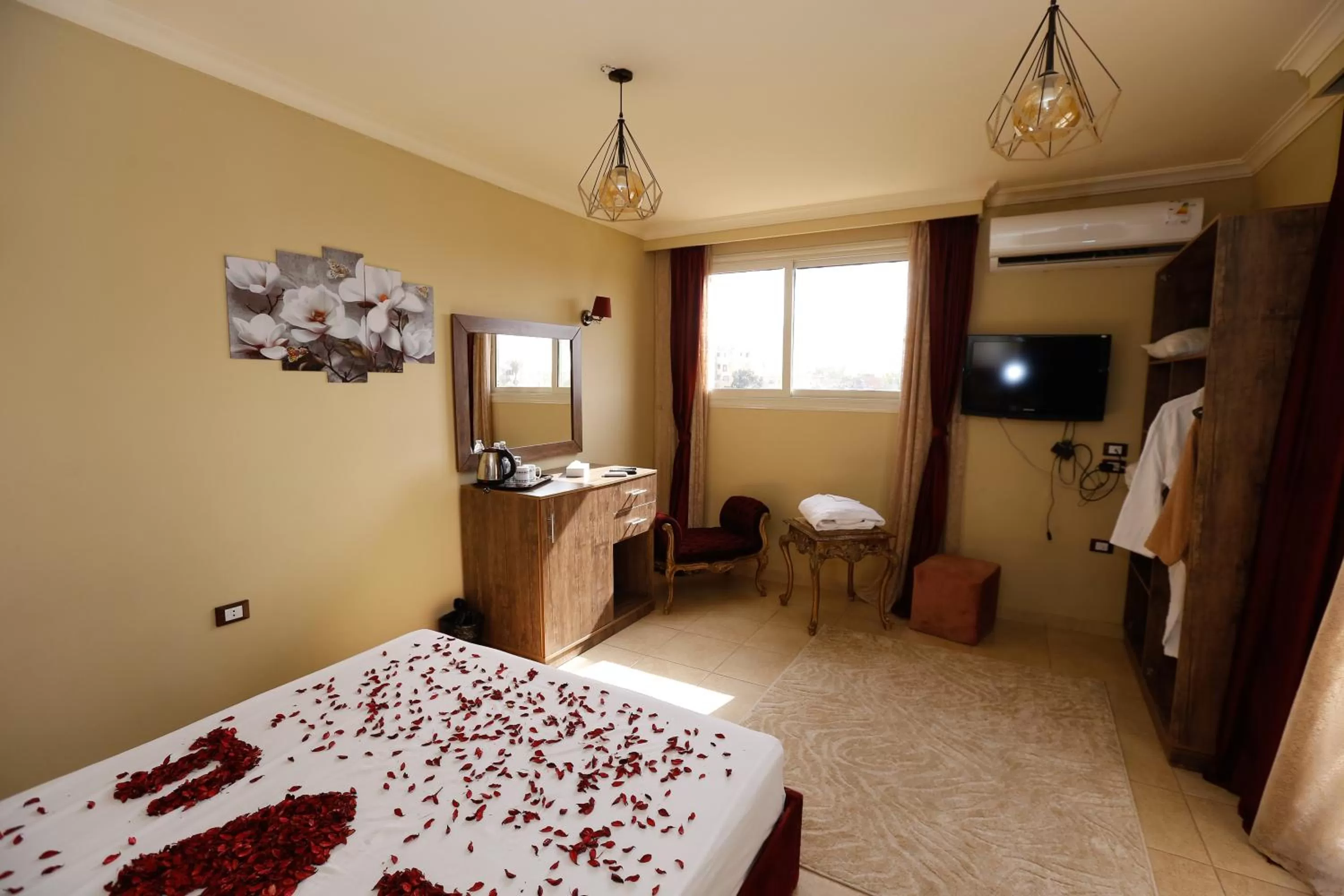 Photo of the whole room, TV/Entertainment Center in King Cheops Inn - Pyramid View