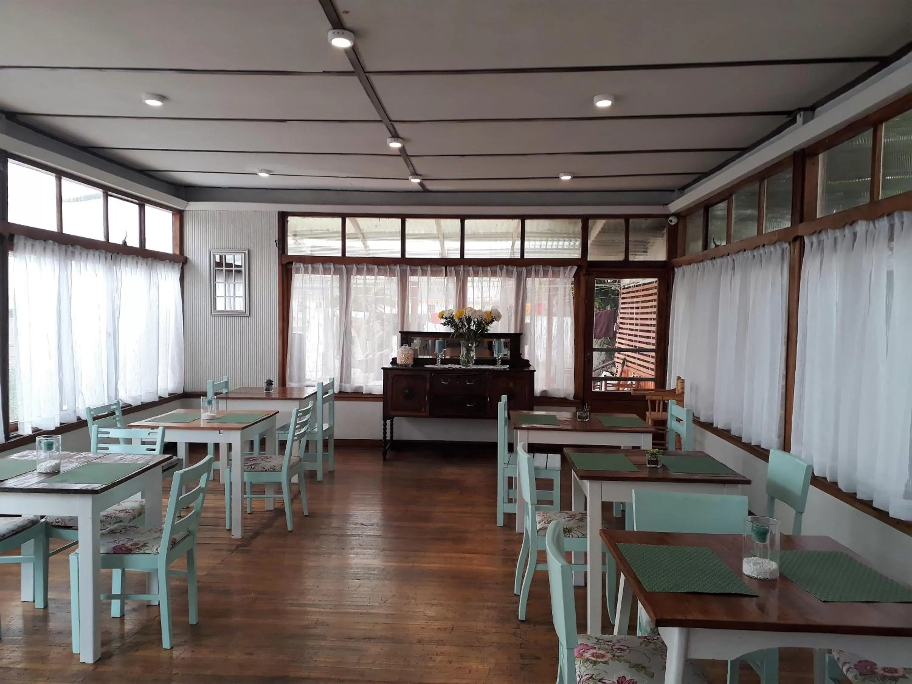 Restaurant/Places to Eat in Hotel Chalet Suizo